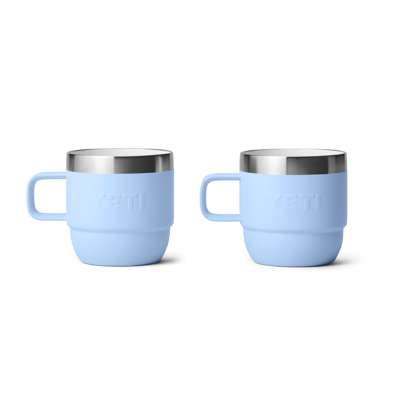 Zwei Big Sky Blue YETI® Rambler 6 Oz Espresso-Tassen (2er Pack) mit Henkeln und Edelstahlrand sitzen nebeneinander auf weißem Grund, jeweils mit doppelwandiger Vakuumisolierung und geprägtem YETI-Logo.