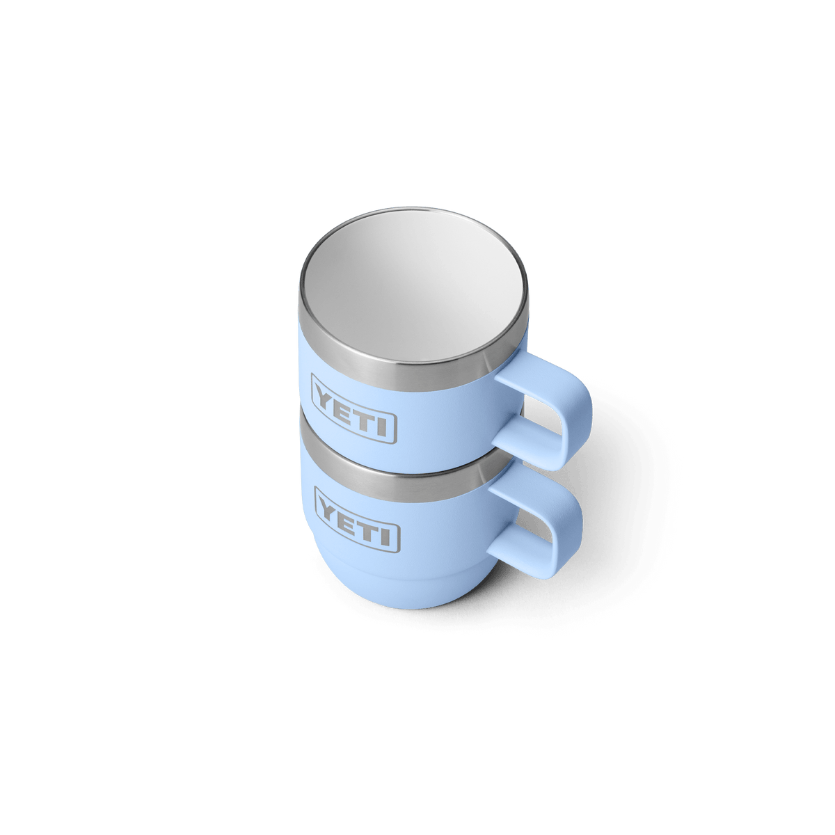 Zwei YETI® Espresso-Tassen Rambler 6 Oz (2er Pack) in Big Sky Blue mit doppelwandiger Vakuumisolierung, Edelstahlrändern und Griffen sind gestapelt - stilvolle, stapelbare Espressotassen auf weißem Hintergrund.