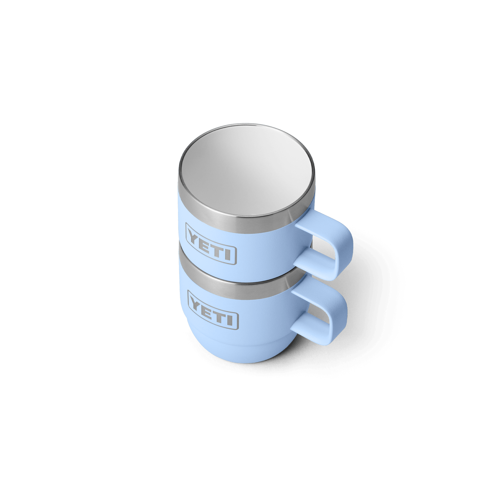 Zwei YETI® Espresso-Tassen Rambler 6 Oz (2er Pack) in Big Sky Blue mit doppelwandiger Vakuumisolierung, Edelstahlrändern und Griffen sind gestapelt - stilvolle, stapelbare Espressotassen auf weißem Hintergrund.