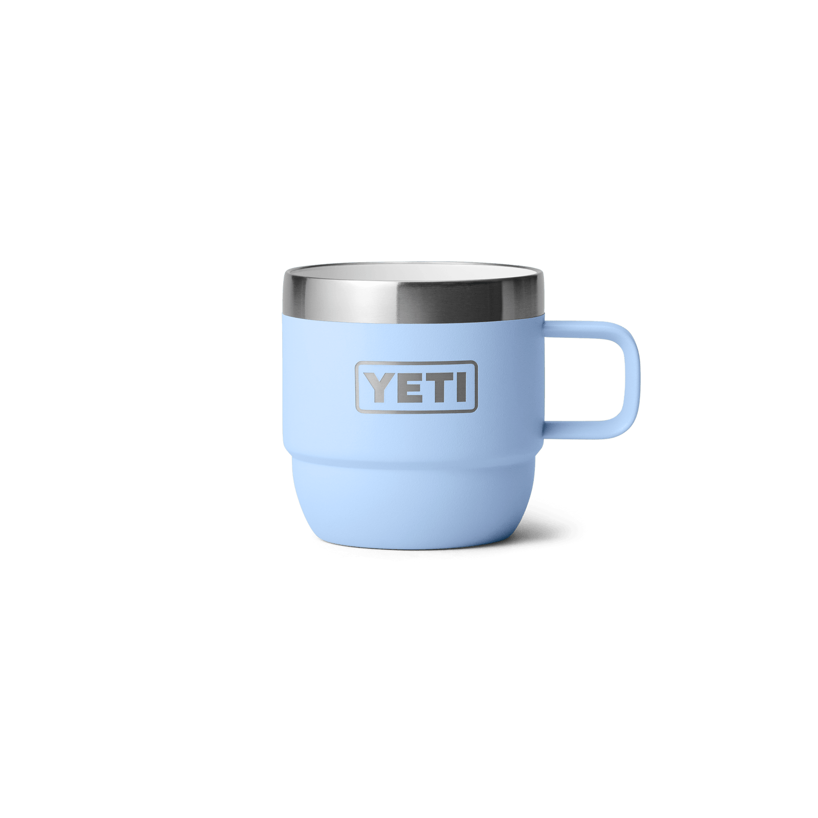 Eine YETI® Espresso-Tasse Rambler 6 Oz (2er Pack) in Big Sky Blue mit Griff und silbernem Metallrand, doppelwandige Vakuumisolierung, steht vor weißem Hintergrund.