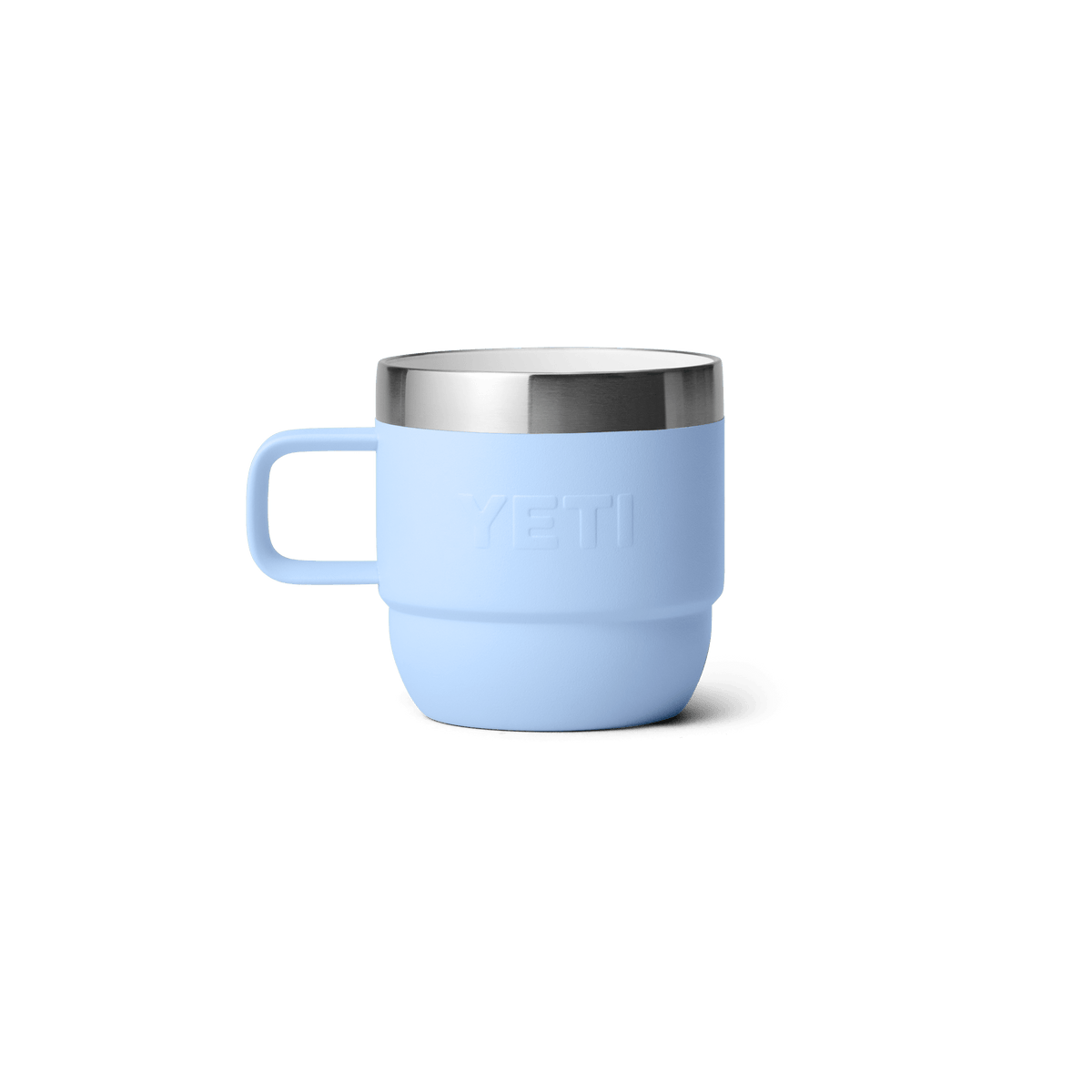 Eine YETI® Espresso-Tasse Rambler 6 Oz (2er Pack) in Big Sky Blue mit Griff, glänzendem Edelstahlrand und doppelwandiger Vakuumisolierung ist auf einem schlichten weißen Hintergrund abgebildet.