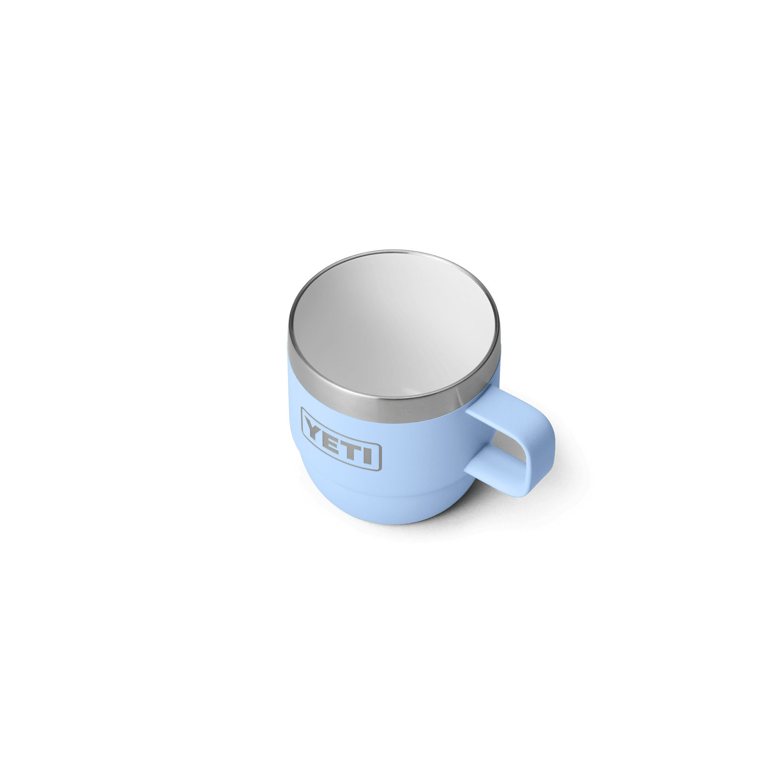 Eine YETI® Espresso-Tasse Rambler 6 Oz (2er Pack) in Big Sky Blue mit silbernem Rand und Griff ist auf weißem Hintergrund von oben abgebildet. Der Becher mit doppelwandiger Vakuumisolierung erscheint leer. Marke: YETI.