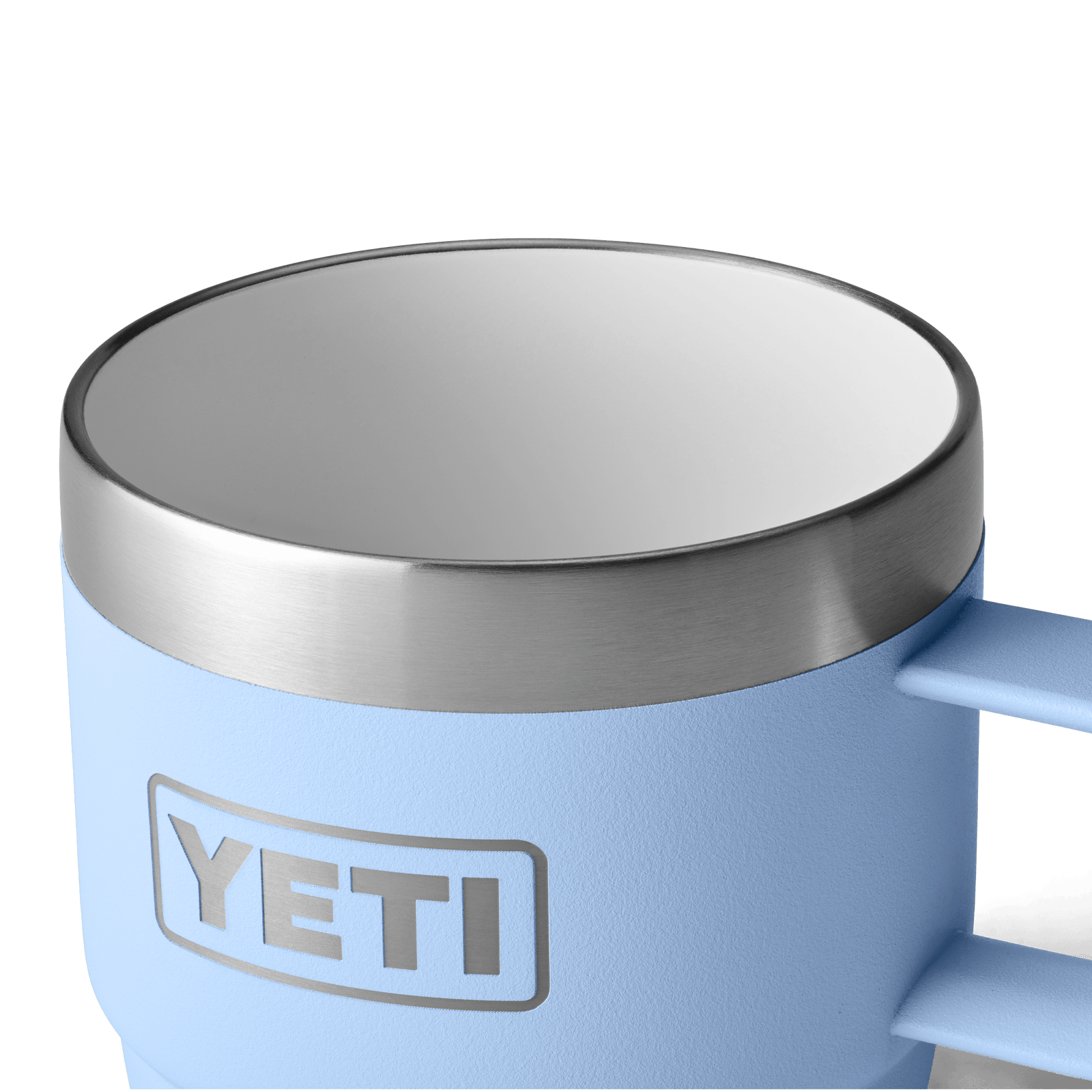 Eine Nahaufnahme des YETI® Espresso-Tasse Rambler 6 Oz (2er Pack) in Big Sky Blue, mit Edelstahlrand, Griff und einem Teil des Logos. Doppelwandige Vakuumisolierung hält Getränke heiß oder kalt. Vor weißem Hintergrund fotografiert.