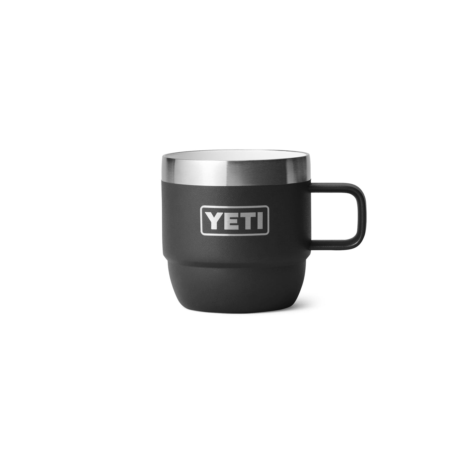 Der YETI® Espresso-Tasse Rambler 6 Oz (2er Pack) - Black von YETI hat eine doppelwandige Vakuumisolierung, einen silbernen Rand und einen schwarzen Griff. Das weiße YETI-Logo ist auf der Vorderseite des Bechers aufgedruckt, alles vor einem weißen Hintergrund.
