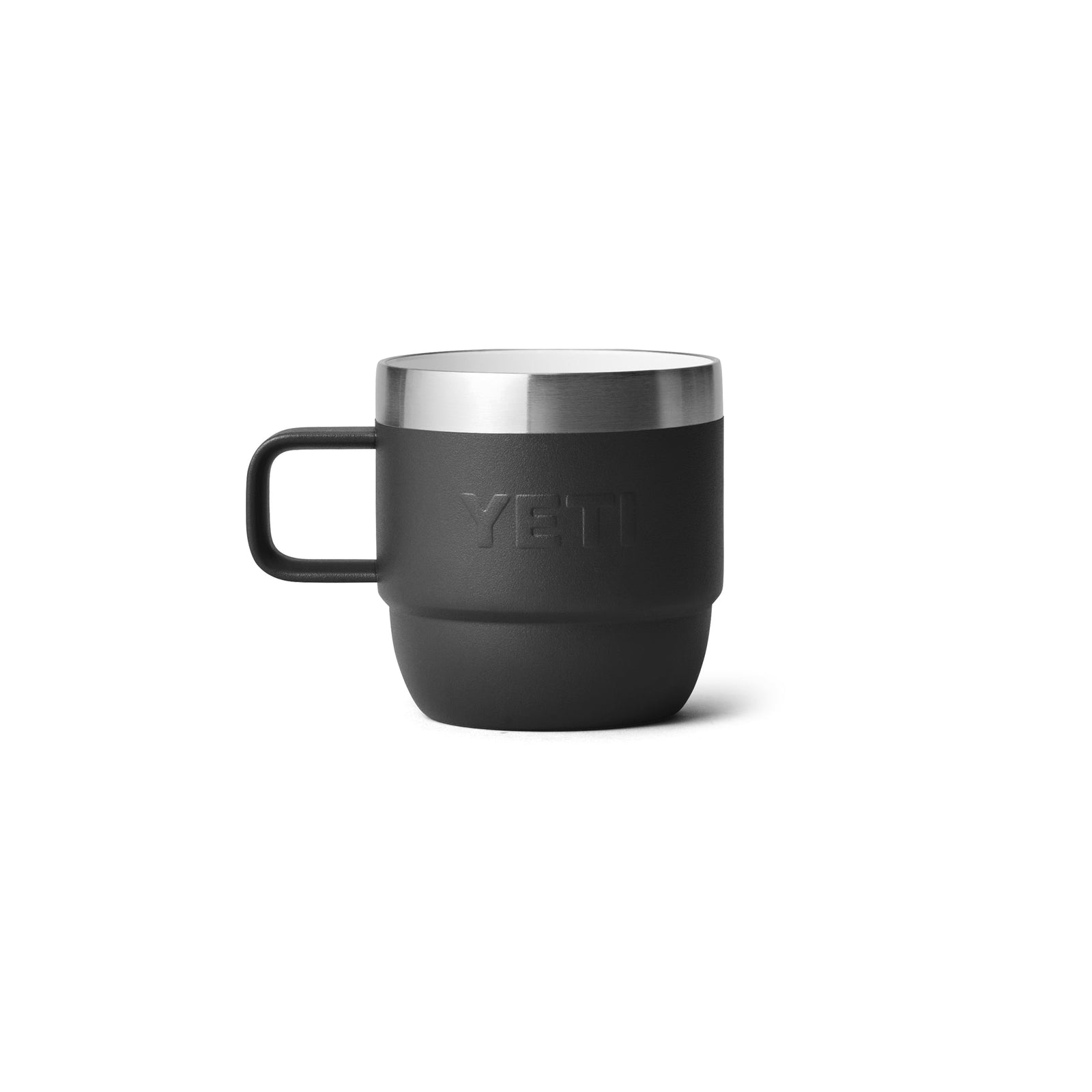Eine schwarze YETI® Espresso-Tasse Rambler 6 Oz (2er Pack) mit Henkel und Edelstahlrand, mit doppelwandiger Vakuumisolierung, steht auf einem schlichten weißen Hintergrund.