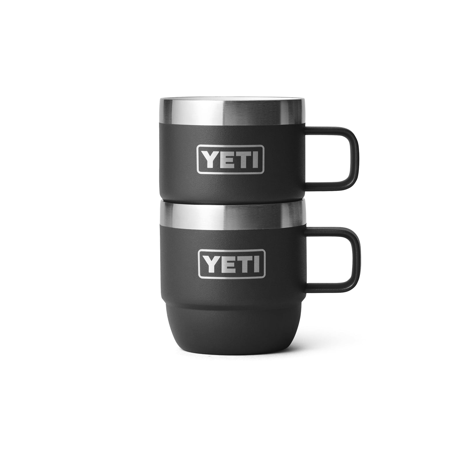 Zwei schwarze YETI® Espresso-Tasse Rambler 6 Oz Becher (2er Pack) sind gestapelt und zeigen ihre doppelwandige Vakuumisolierung und das auffällige YETI Logo auf einem schlichten weißen Hintergrund.