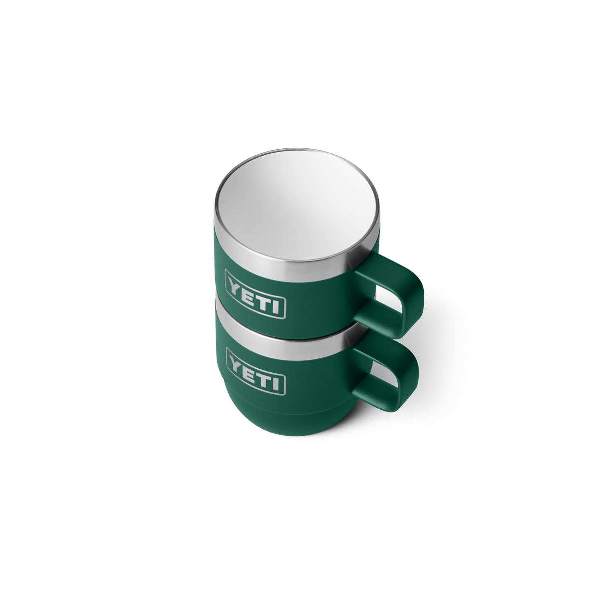 Zwei YETI® Rambler Espresso-Tassen (6 Oz, 2er Pack) in Black Forest Green, stapelbar mit silbernem Rand vor weißem Hintergrund - die doppelwandige Vakuumisolierung hält Ihr Getränk länger warm.