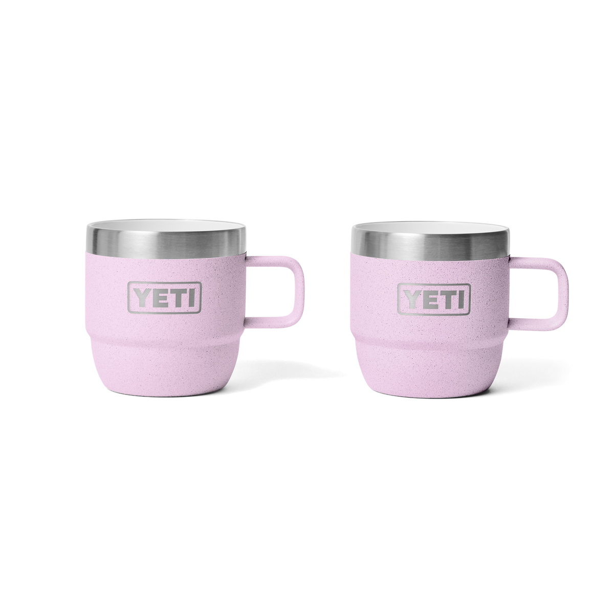 Zwei YETI® Rambler Espresso-Tassen 6 Oz (2er Pack) in Cherry Blossom mit silbernem Rand und Henkel stehen nebeneinander vor weißem Hintergrund. Das YETI-Logo ist vorne auf jedem vakuumisolierten Becher zu sehen.