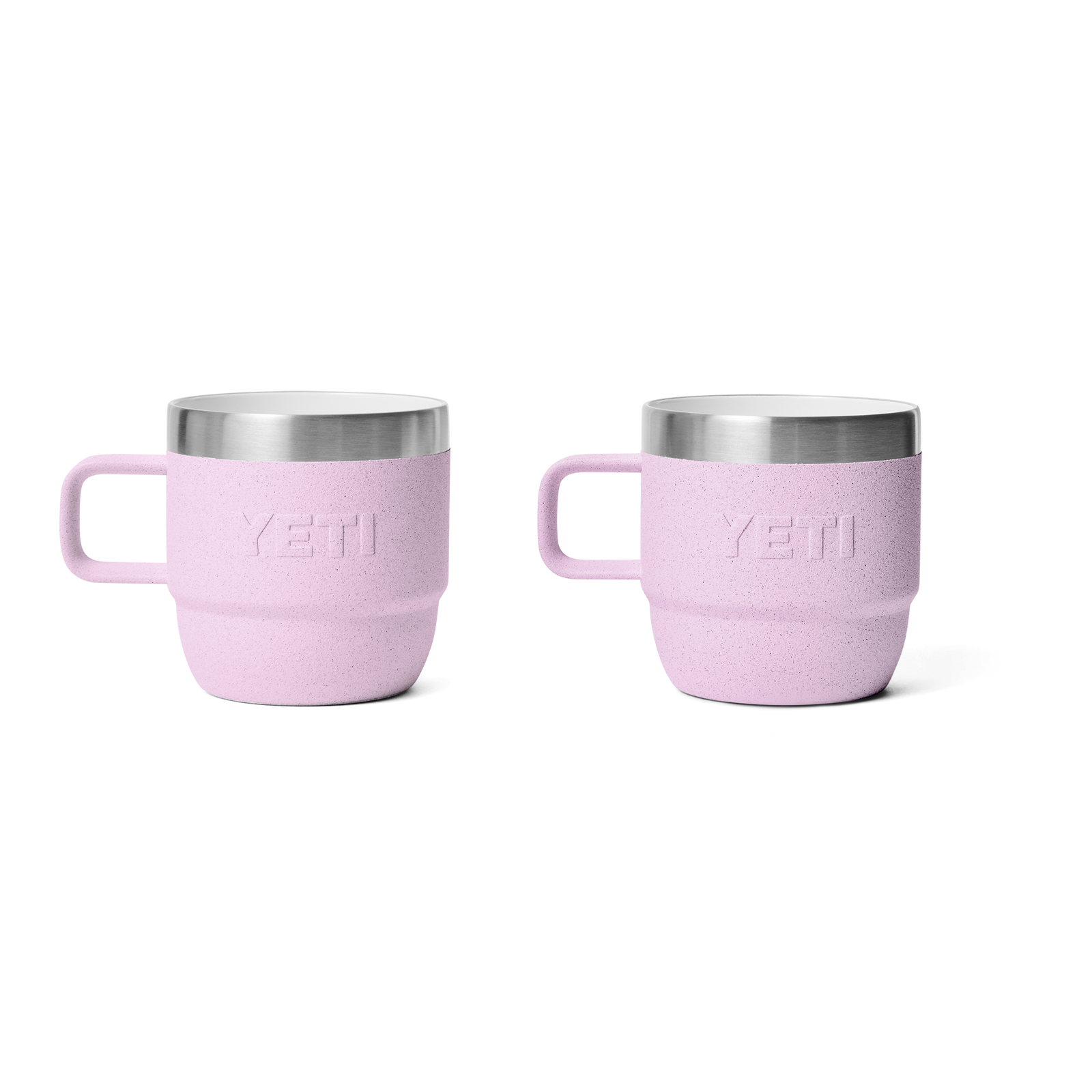 Zwei YETI® Espresso-Tasse Rambler 6 Oz (2er Pack) in Cherry Blossom sind nebeneinander auf weißem Hintergrund abgebildet und heben ihr elegantes, vakuumisoliertes Design für optimale Temperaturkontrolle hervor.