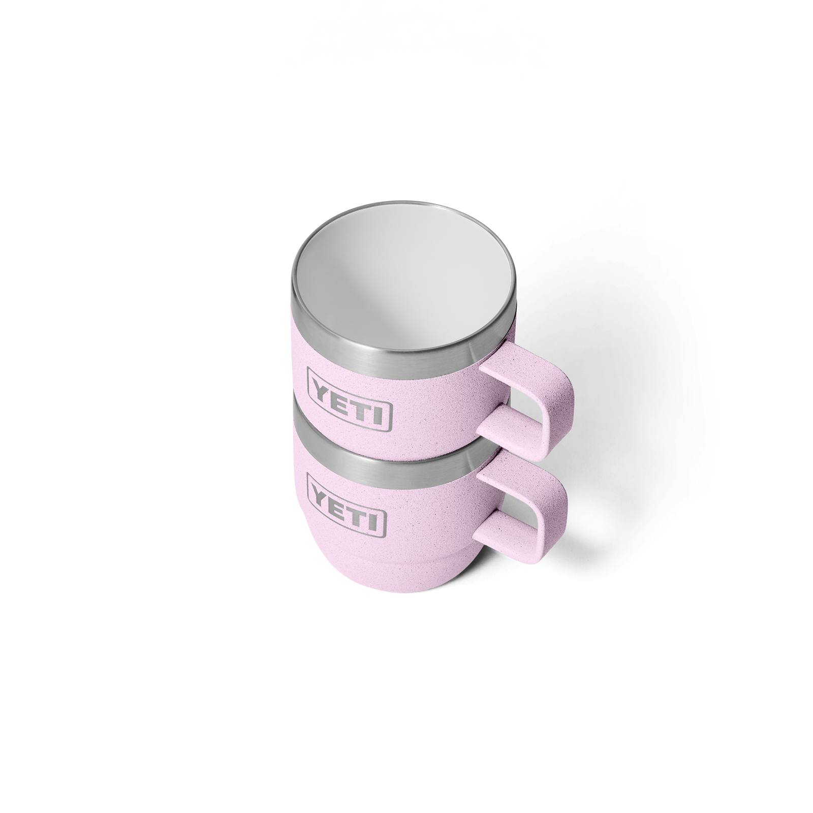 Zwei Cherry Blossom YETI® Espresso-Tasse Rambler 6 Oz (2er Pack) mit silbernen Rändern sind vor einem weißen Hintergrund gestapelt-perfekte vakuumisolierte Becher für Ihren Morgenkaffee.
