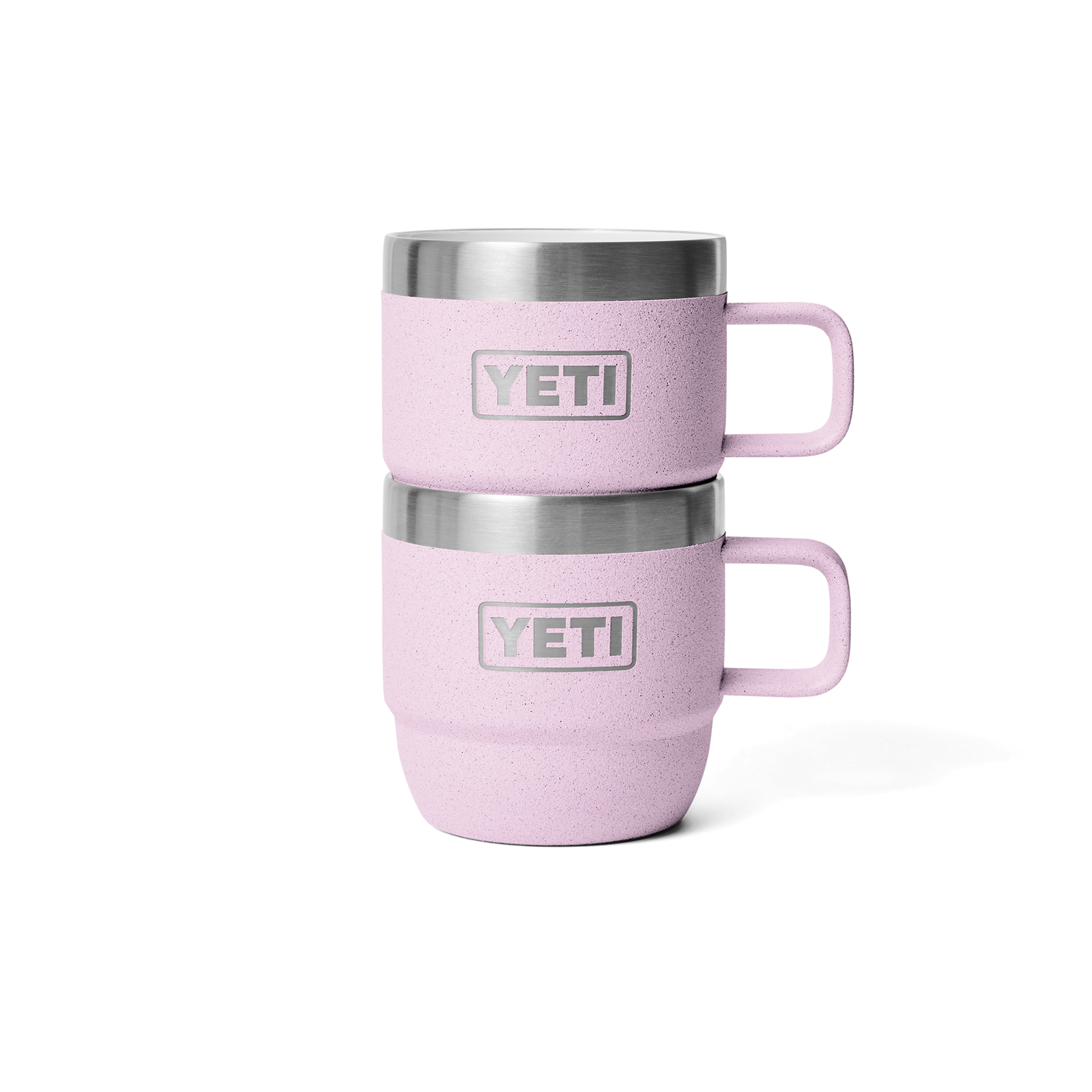 Zwei hellrosa YETI® Espresso-Tasse Rambler 6 Oz (2er Pack) in Cherry Blossom mit silbernen Deckeln sind auf einem weißen Hintergrund gestapelt. Die vakuumisolierten Becher haben Griffe und tragen das YETI-Logo auf der Vorderseite.