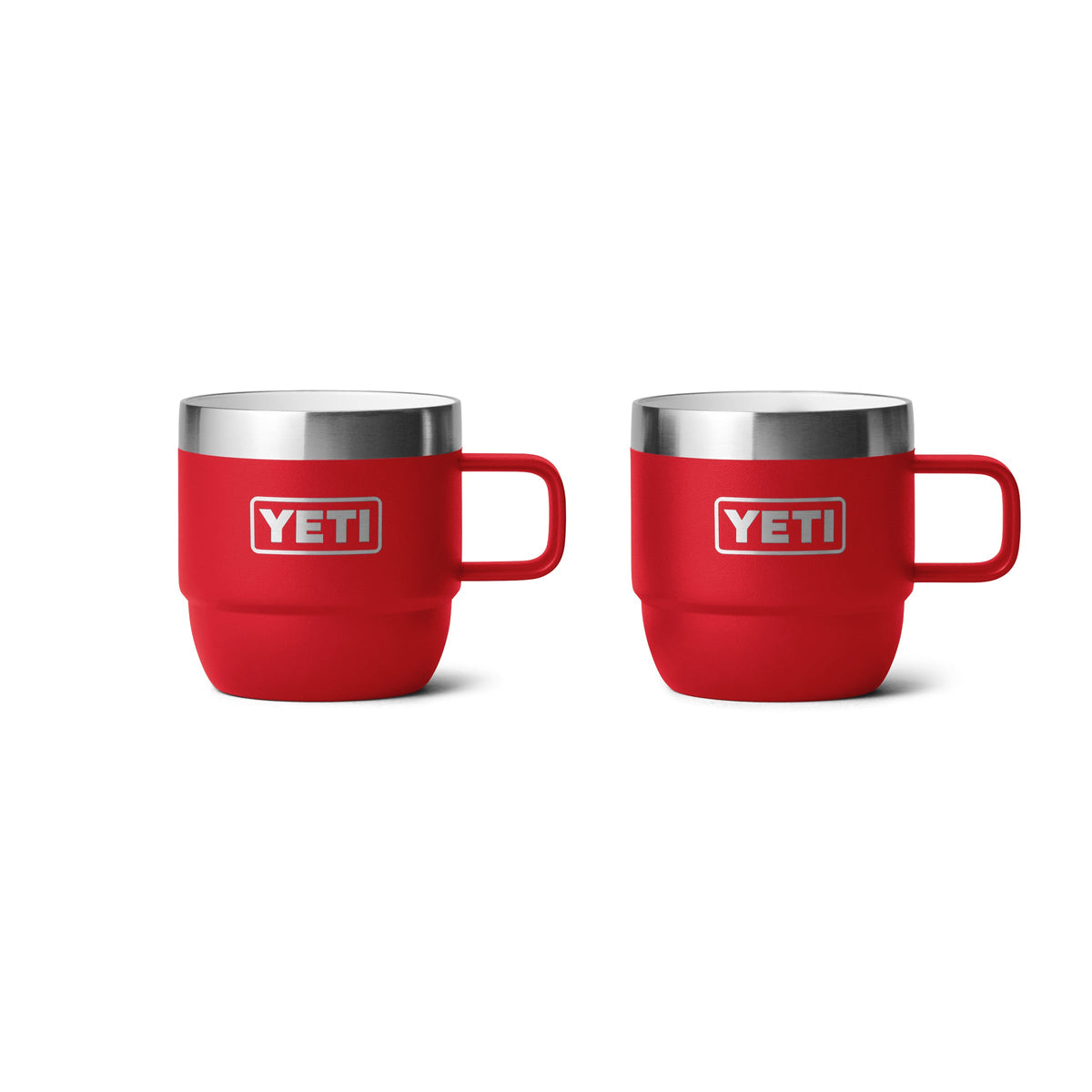 Zwei rote YETI® Espresso-Tassen Rambler 6 Oz (2er Pack) - Rescue Red mit silbernem Rand und Griff stehen nebeneinander auf weißem Hintergrund. Das weiße YETI Logo und doppelwandige Vakuumisolierung sorgen für langanhaltende Temperatur.
