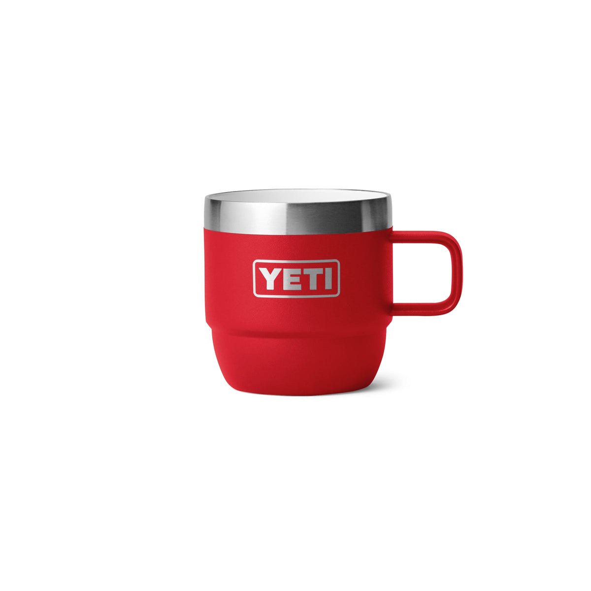 Eine YETI® Espresso-Tasse Rambler 6 Oz (2er Pack) in Rescue Red mit Griff und Edelstahlrand ist auf weißem Hintergrund abgebildet. Das YETI-Logo ist sichtbar, und die doppelwandige Vakuumisolierung hält die Getränke länger heiß oder kalt.