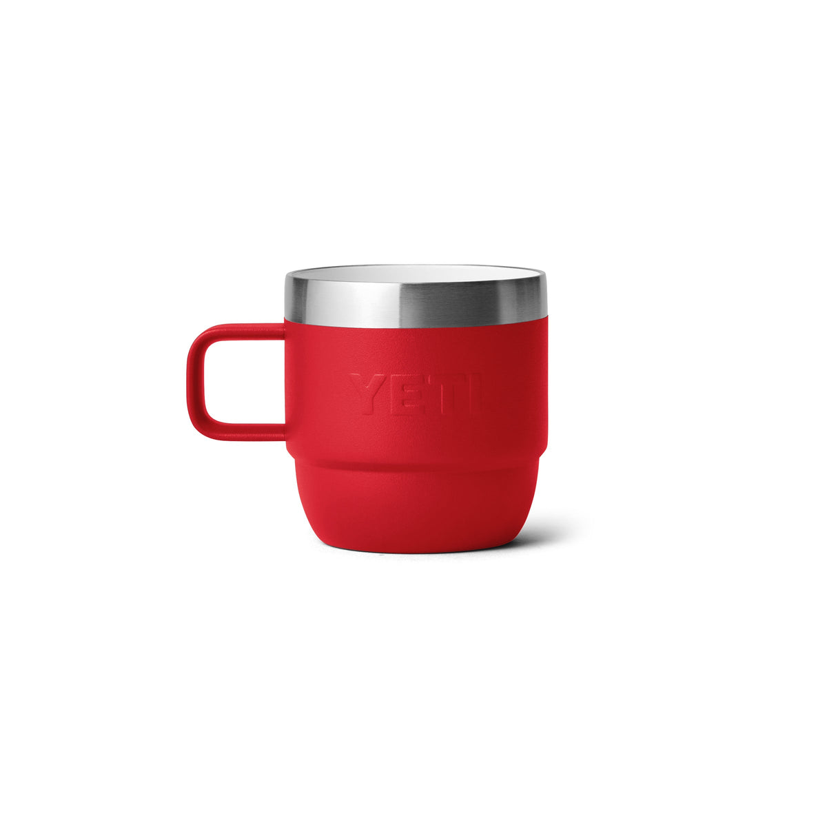 Die YETI® Espresso-Tasse Rambler 6 Oz (2er Pack) in Rescue Red verfügt über einen Henkel, einen silbernen Edelstahlrand und eine doppelwandige Vakuumisolierung, abgebildet auf einem schlichten weißen Hintergrund.