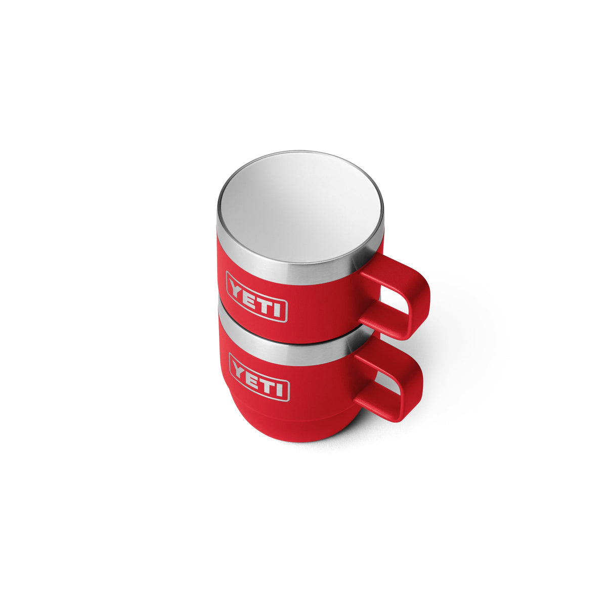 Zwei YETI® Espresso-Tasse Rambler 6 Oz (2er Pack) in Rescue Red, mit Griffen und doppelwandiger Vakuumisolierung, sind auf einem weißen Hintergrund gestapelt. Beide Becher zeigen den Metallrand und das sichtbare YETI-Logo.