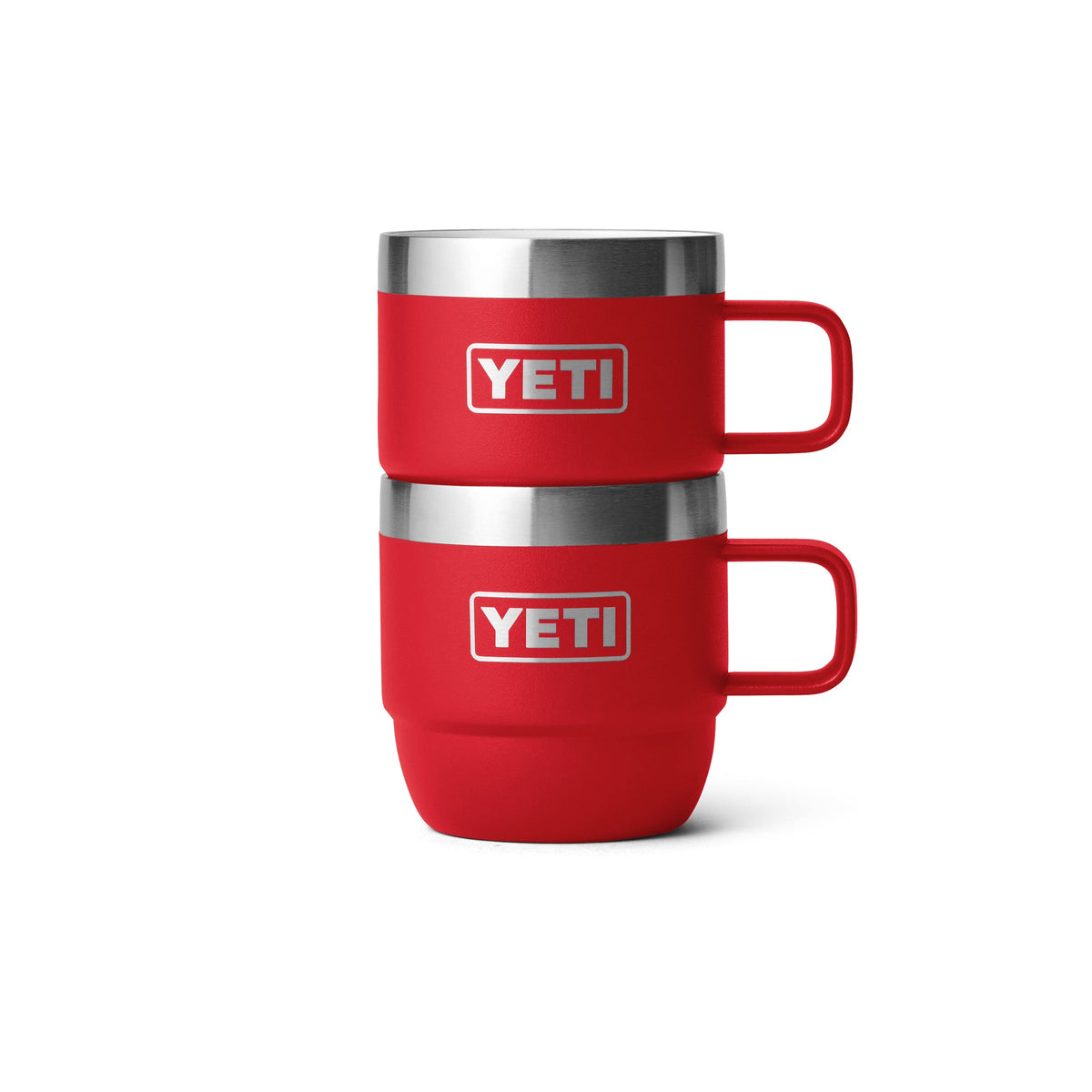 Zwei YETI® Espresso-Tassen Rambler 6 Oz (2er Pack) in Rescue Red sind gestapelt; mit Henkeln, sichtbarem YETI Logo und doppelwandiger Vakuumisolierung-ideal für heiße Espressi.