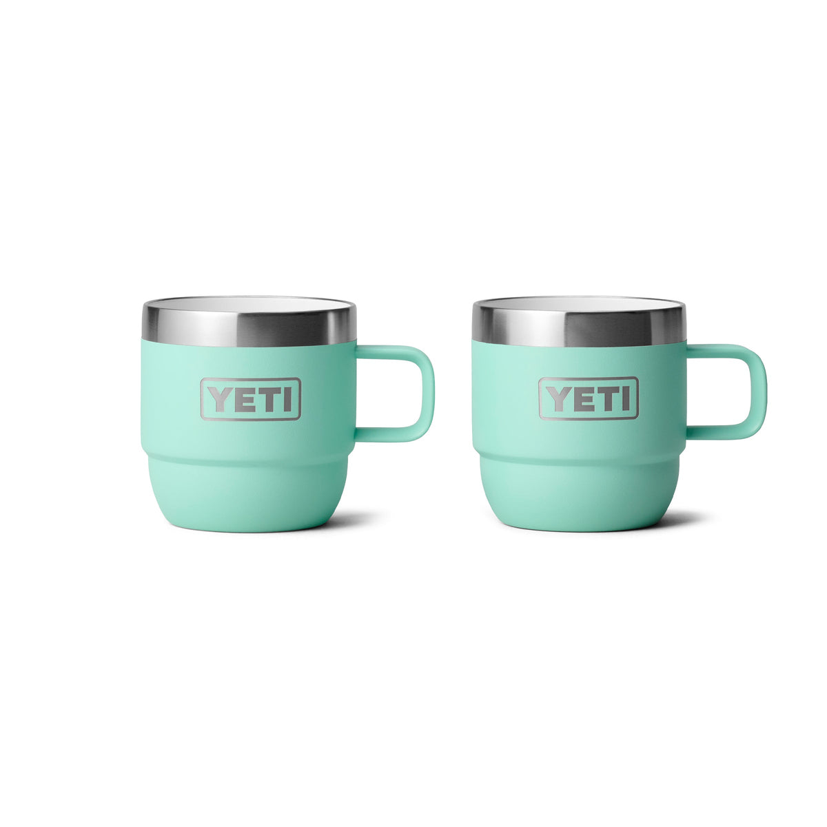 Zwei YETI® Espresso-Tasse Rambler 6 Oz (2er Pack) in Seafoam, mit Edelstahlrändern und -griffen und doppelwandiger Vakuumisolierung, stehen nebeneinander auf weißem Hintergrund.