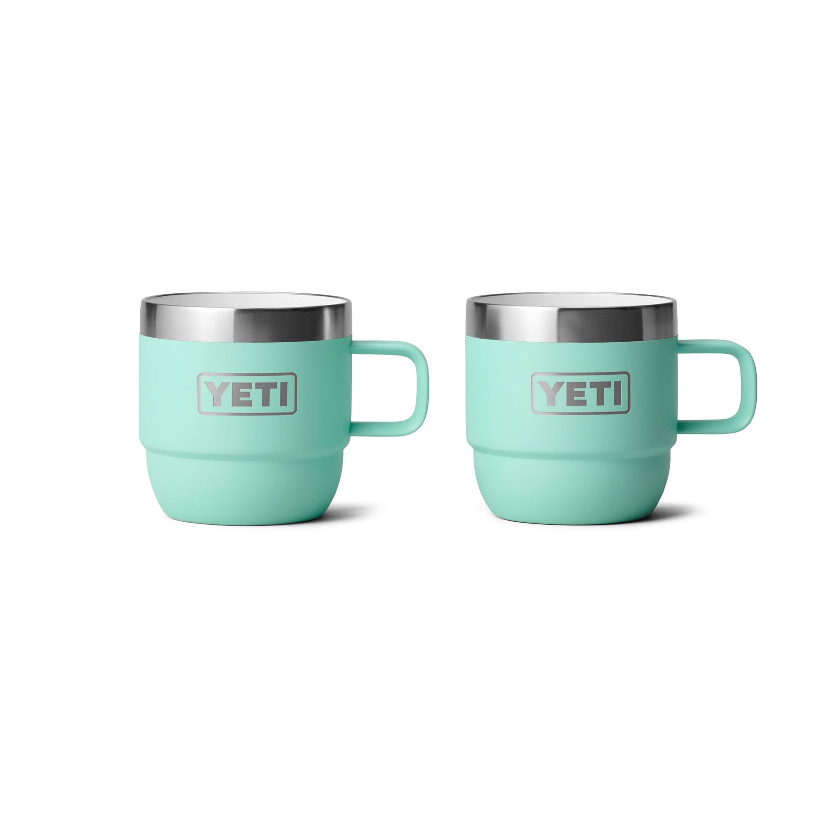 Zwei YETI® Espresso-Tasse Rambler 6 Oz (2er Pack) in Seafoam, mit Edelstahlrändern und -griffen und doppelwandiger Vakuumisolierung, stehen nebeneinander auf weißem Hintergrund.