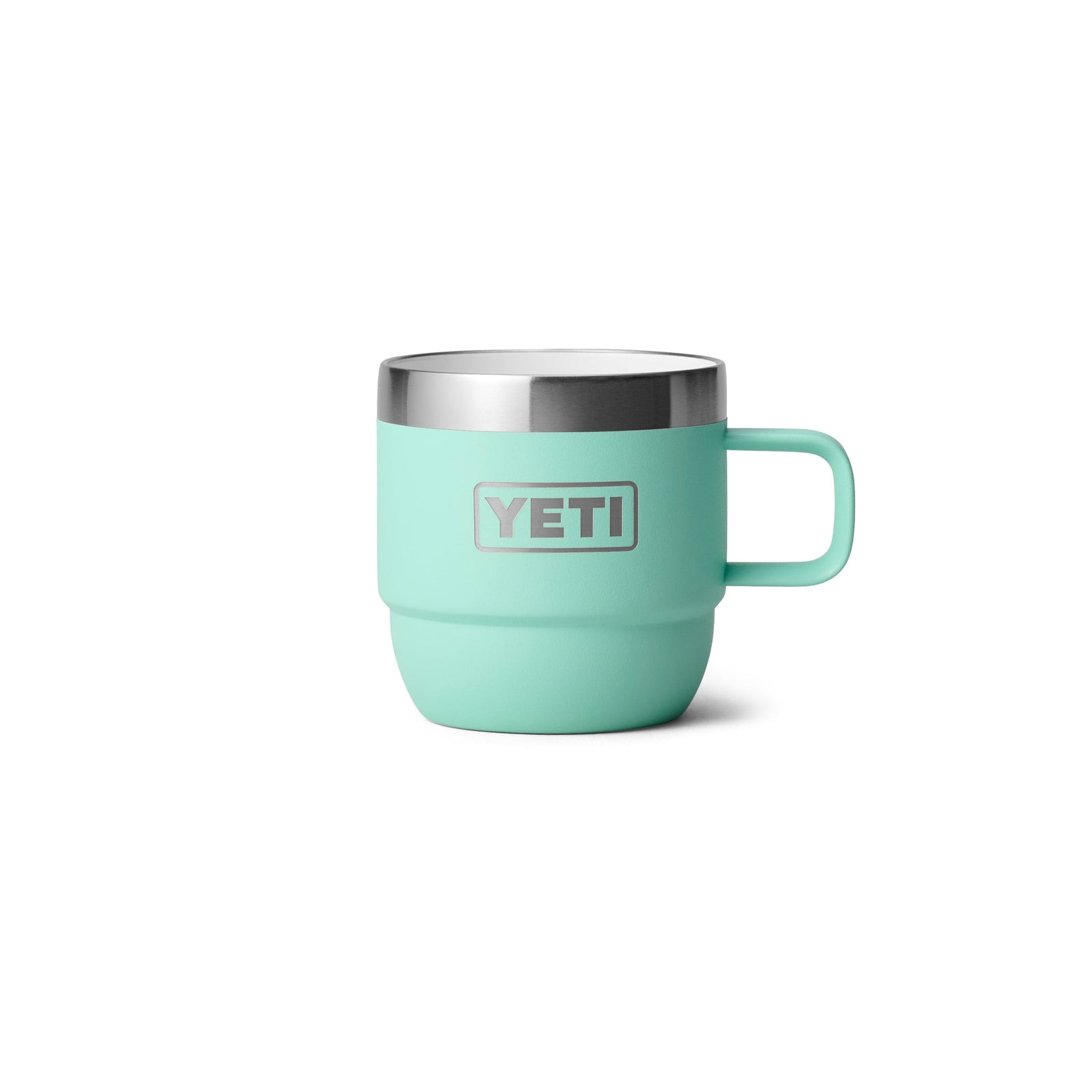 Die YETI® Rambler 6 Oz Espresso-Tasse (2er Pack) in Seafoam verfügt über doppelwandige Vakuumisolierung, Henkel, silbernen Metallrand und YETI Logo auf der Vorderseite. Die Tassen sind vor weißem Hintergrund abgebildet.
