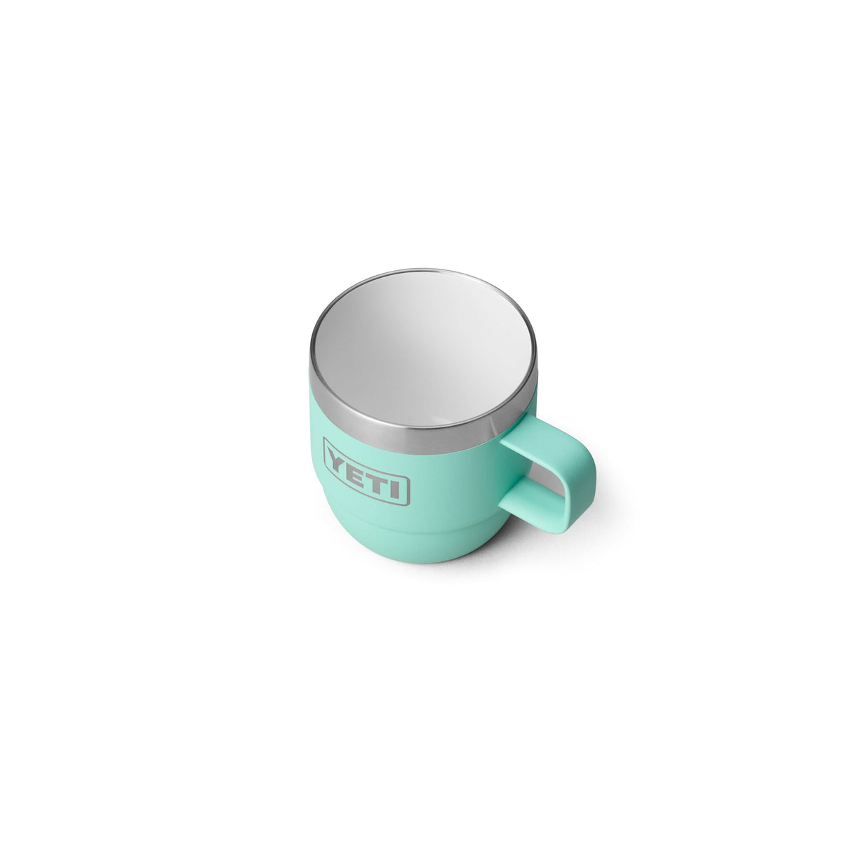 Ein YETI® Espresso-Tasse Rambler 6 Oz (2er Pack) in Seafoam, mit Henkel, silbernem Rand und weißem Innenraum wird auf weißem Hintergrund dargestellt. Doppelwandige Vakuumisolierung hält Getränke länger heiß oder kalt.