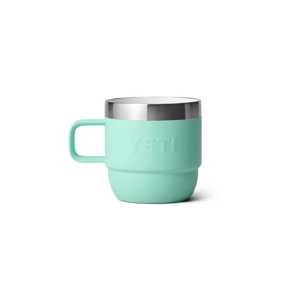 Die YETI® Espresso-Tasse Rambler 6 Oz (2er Pack) in Seafoam, mit großem Griff und Edelstahlrand mit doppelwandiger Vakuumisolierung, ist auf einem schlichten weißen Hintergrund abgebildet.