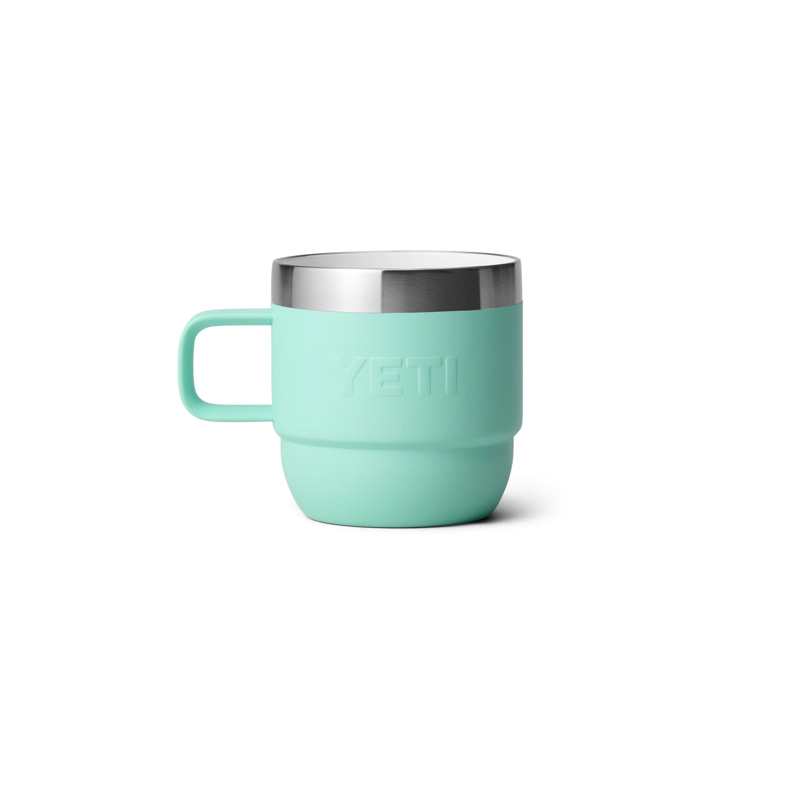 Die YETI® Espresso-Tasse Rambler 6 Oz (2er Pack) in Seafoam, mit großem Griff und Edelstahlrand mit doppelwandiger Vakuumisolierung, ist auf einem schlichten weißen Hintergrund abgebildet.