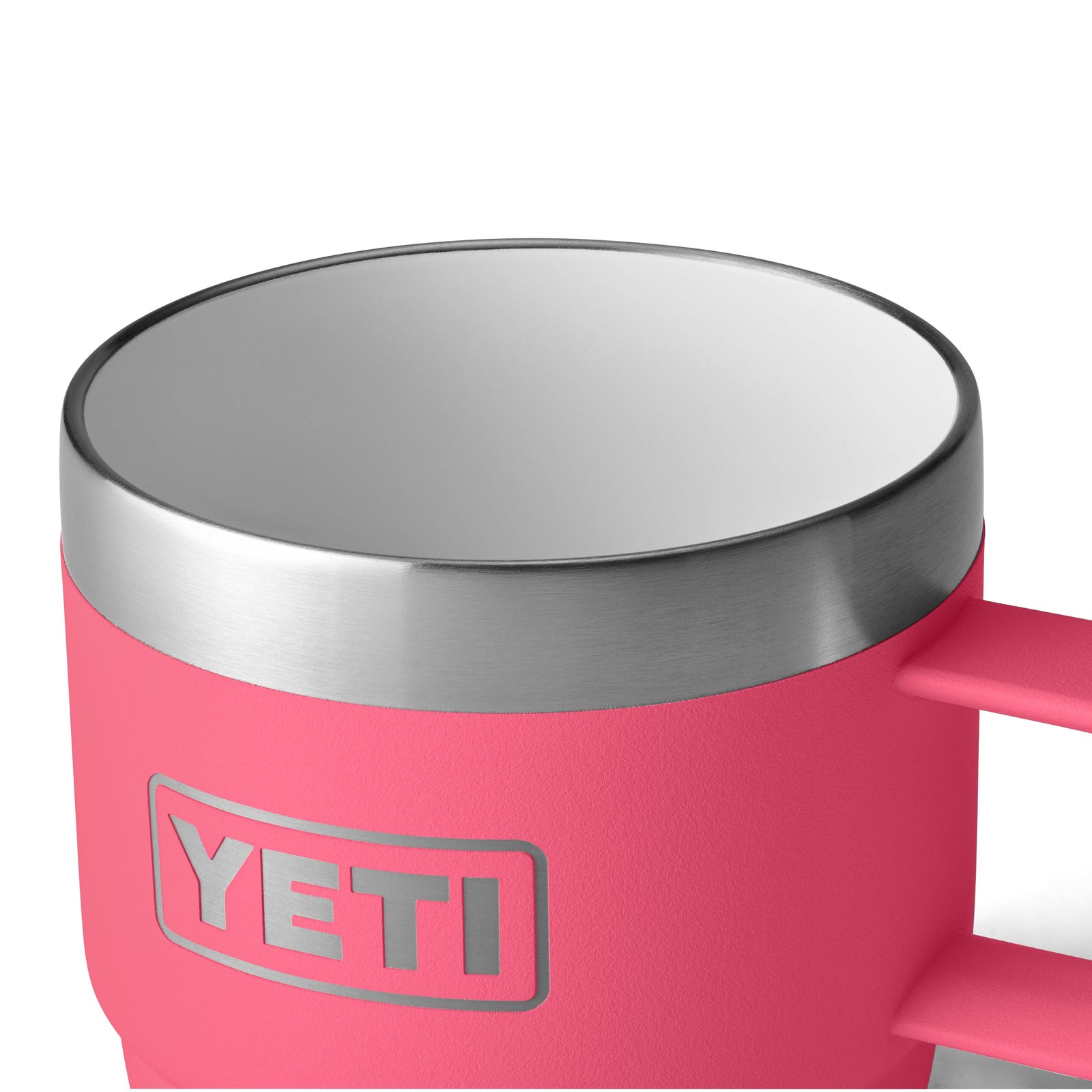 Eine Nahaufnahme des YETI® Espresso-Tasse Rambler 6 Oz (2er Pack) in Tropical Pink zeigt den Metallrand und -griff, die doppelwandige Vakuumisolierung, das Innere und das Äußere mit dem YETI-Logo.