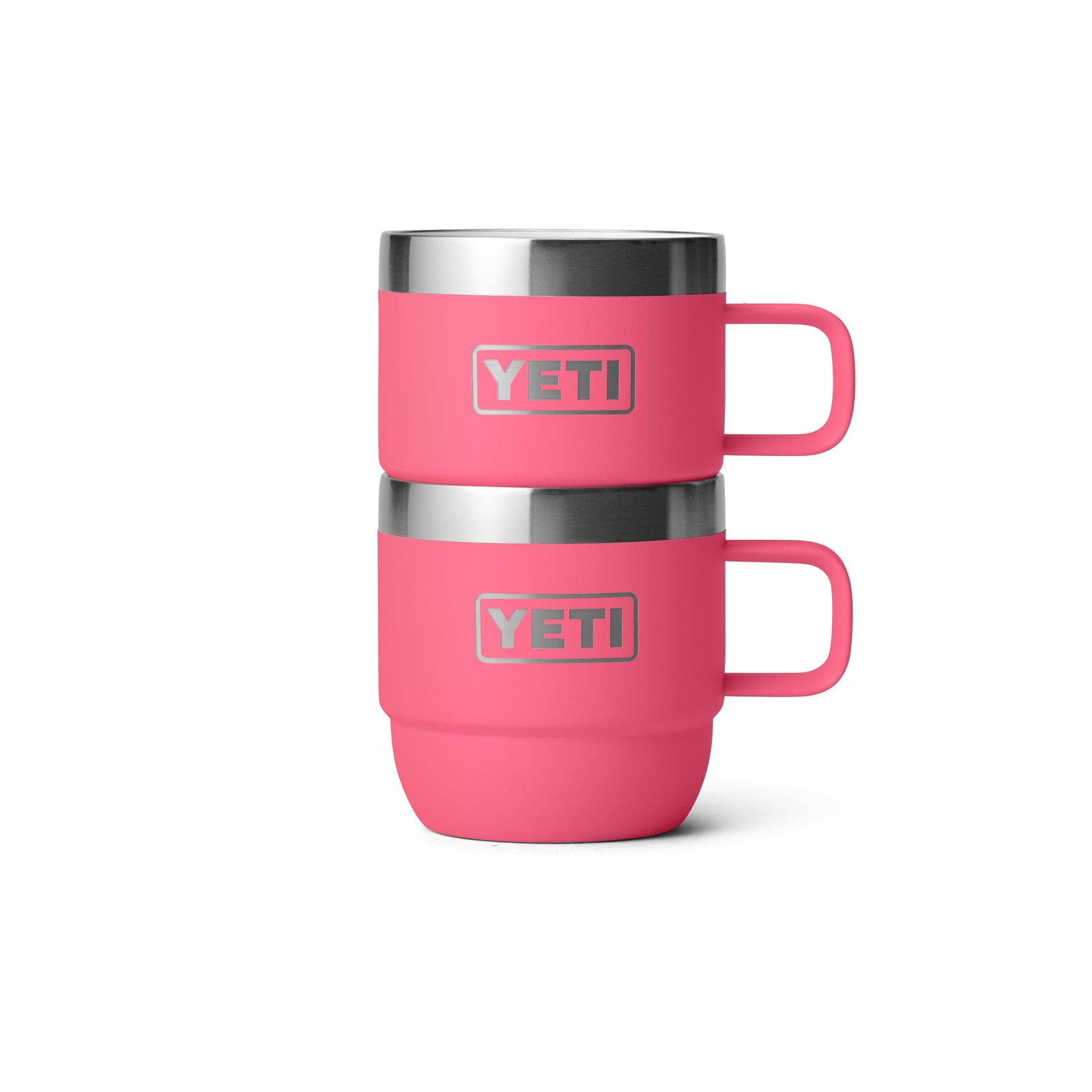 Zwei YETI® Rambler Espresso-Tassen à 6 Oz im 2er Pack in Tropical Pink sind stapelbar, haben Henkel und einen Edelstahlrand. Jede Tasse zeigt das YETI Logo und steht vor weißem Hintergrund.