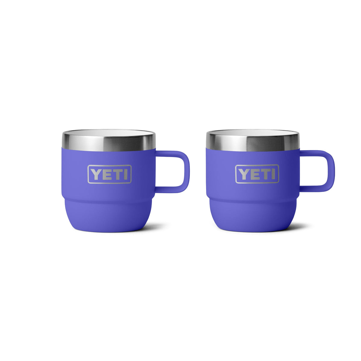 Zwei YETI® Rambler Espresso-Tassen 6 Oz (2er Pack) in Ultramarin mit silbernen Rändern und Griffen sind nebeneinander auf einem weißen Hintergrund abgebildet. Jeder Becher verfügt über das YETI-Logo und doppelwandige Vakuumisolierung für optimale Temperaturerhaltung.