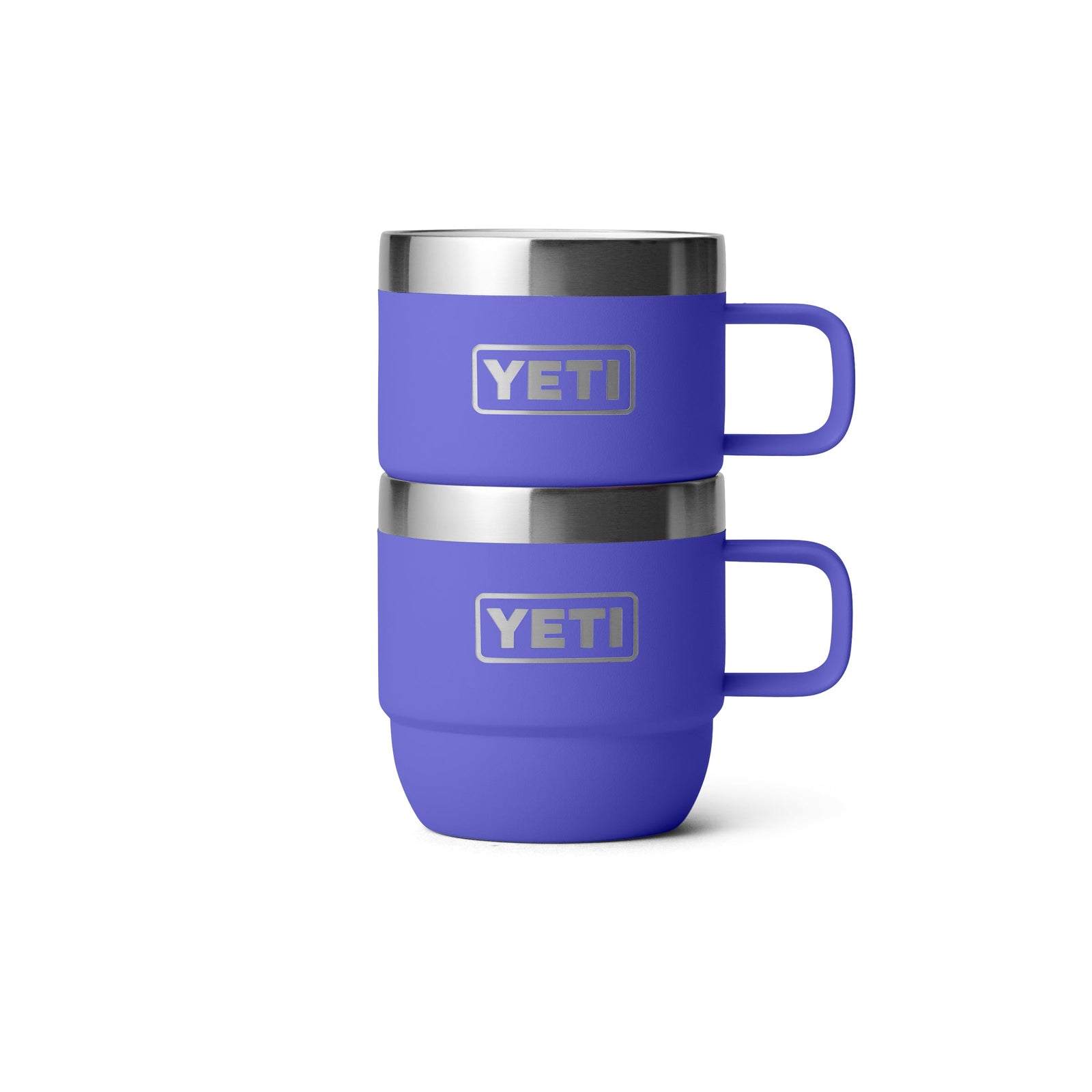 Zwei YETI® Espresso-Tasse Rambler 6 Oz (2er Pack) in Ultramarine sind vor einem weißen Hintergrund gestapelt. Jede hat einen Henkel, doppelwandige Vakuumisolierung, Metallrand und das YETI-Logo auf der Vorderseite.