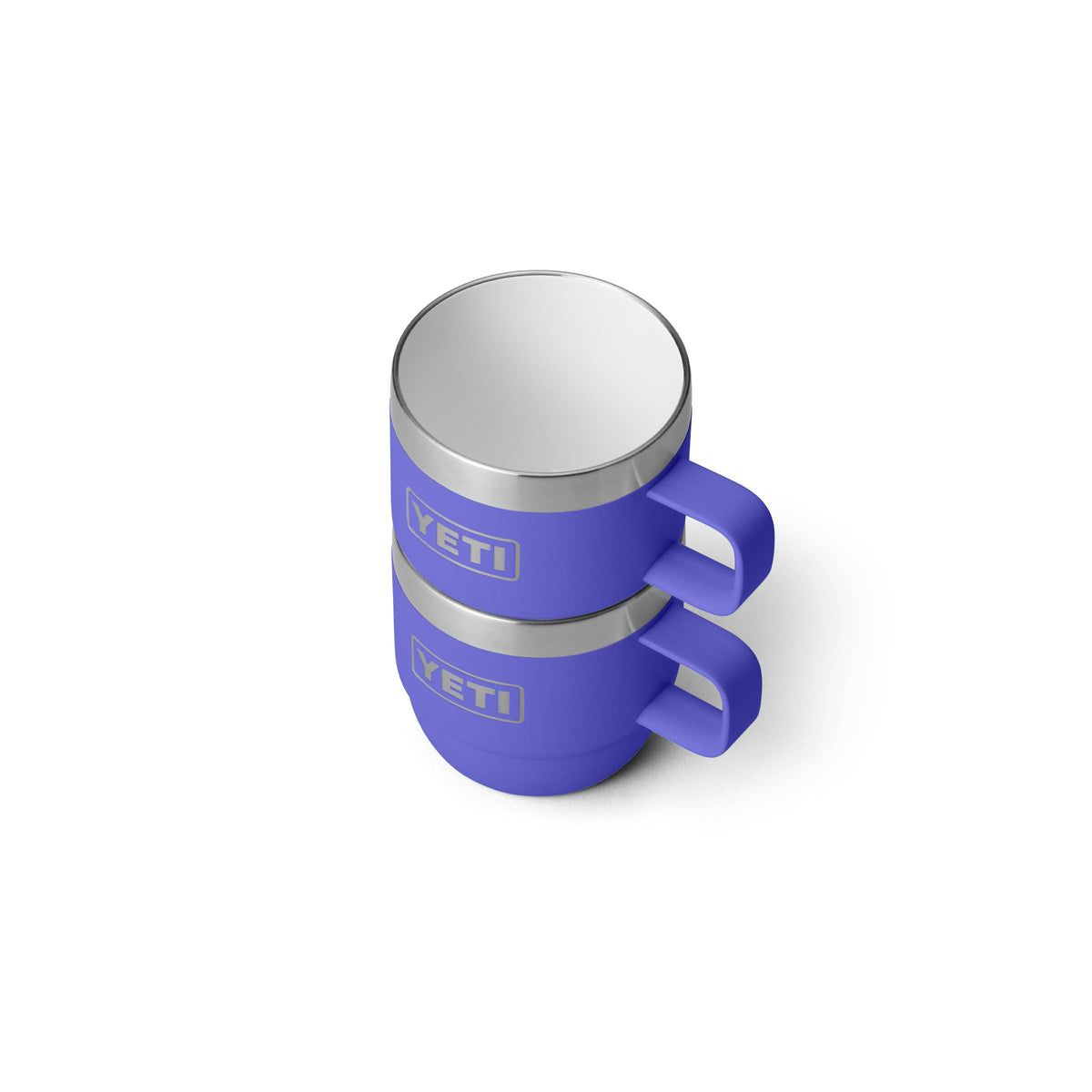 Zwei YETI® Espresso-Tassen Rambler 6 Oz (2er Pack) in Ultramarine, doppelwandig vakuumisoliert, übereinander gestapelt und von oben auf weißem Hintergrund fotografiert.