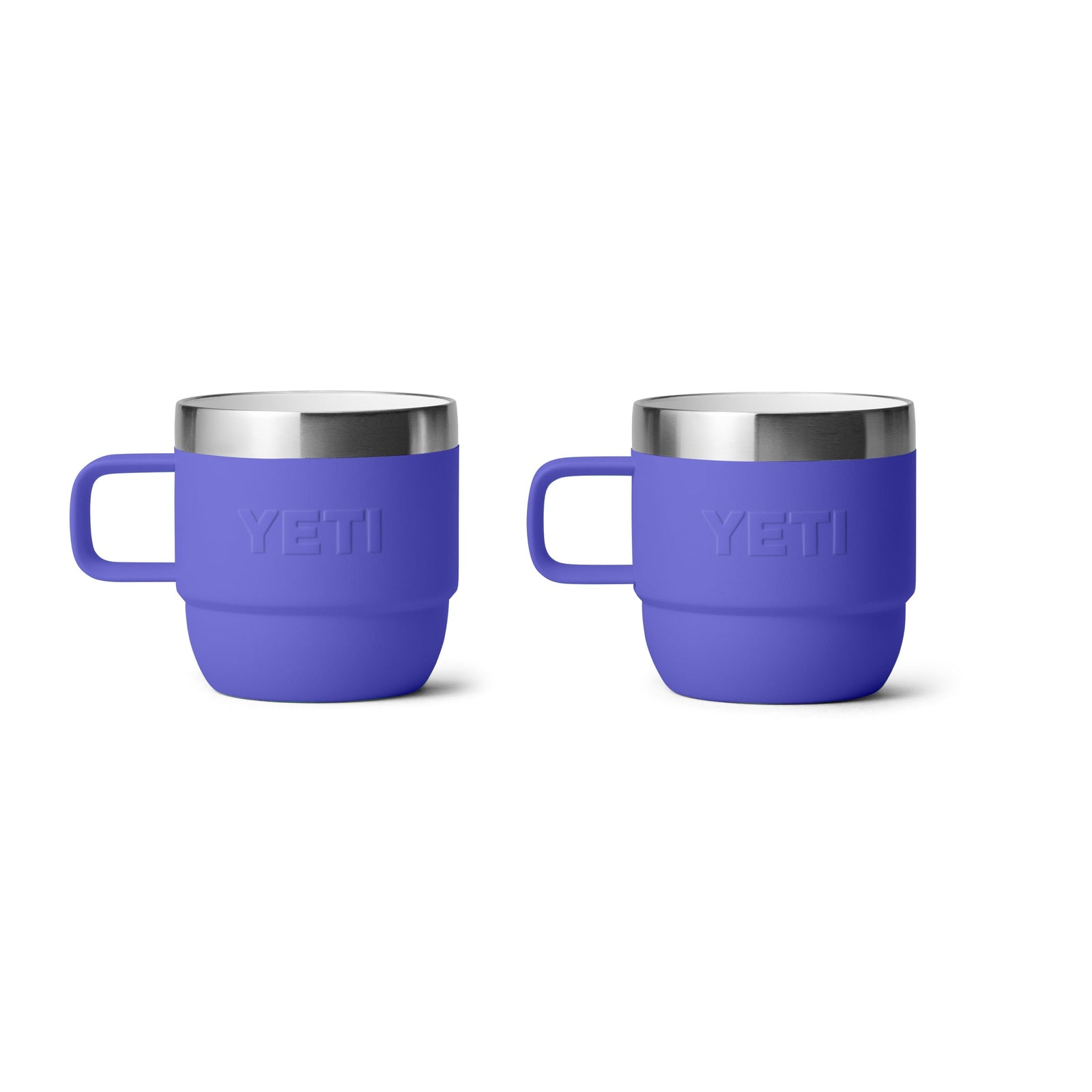 Zwei ultramarinblaue YETI® Espresso-Tasse Rambler 6 Oz Becher (2er Pack) mit Griffen und Edelstahlrändern sind nebeneinander abgebildet und verfügen über eine doppelwandige Vakuumisolierung. Jeder Becher zeigt das geprägte YETI-Logo auf der Vorderseite.