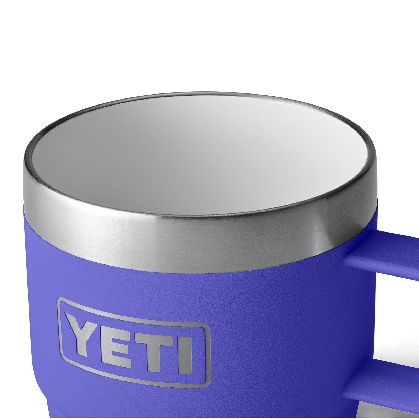 Nahaufnahme des YETI® Espresso-Tasse Rambler 6 Oz (2er Pack) in Ultramarine mit gebürstetem Edelstahlrand, Deckel, seitlichem Griff und geprägtem Logo. Doppelwandige Vakuumisolierung hält Getränke heiß oder kalt. Ausgestellt auf weißem Hintergrund.