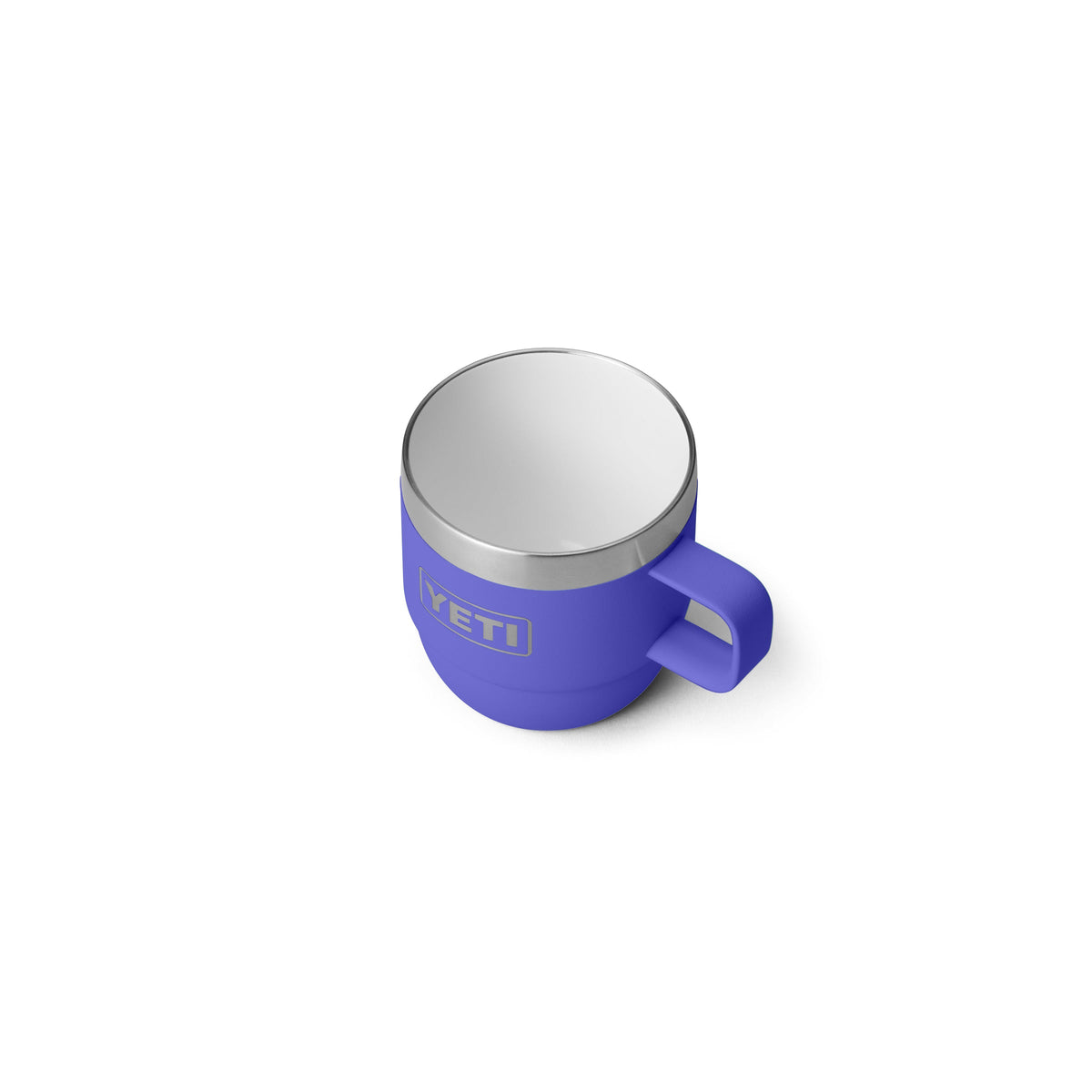 Eine ultramarinblaue YETI® Rambler Espresso-Tasse (6 Oz, 2er Pack) mit silbernem Rand und weißem Innenraum, von oben auf weißem Hintergrund. Die doppelwandige Vakuumisolierung hält Getränke lange heiß oder kalt.