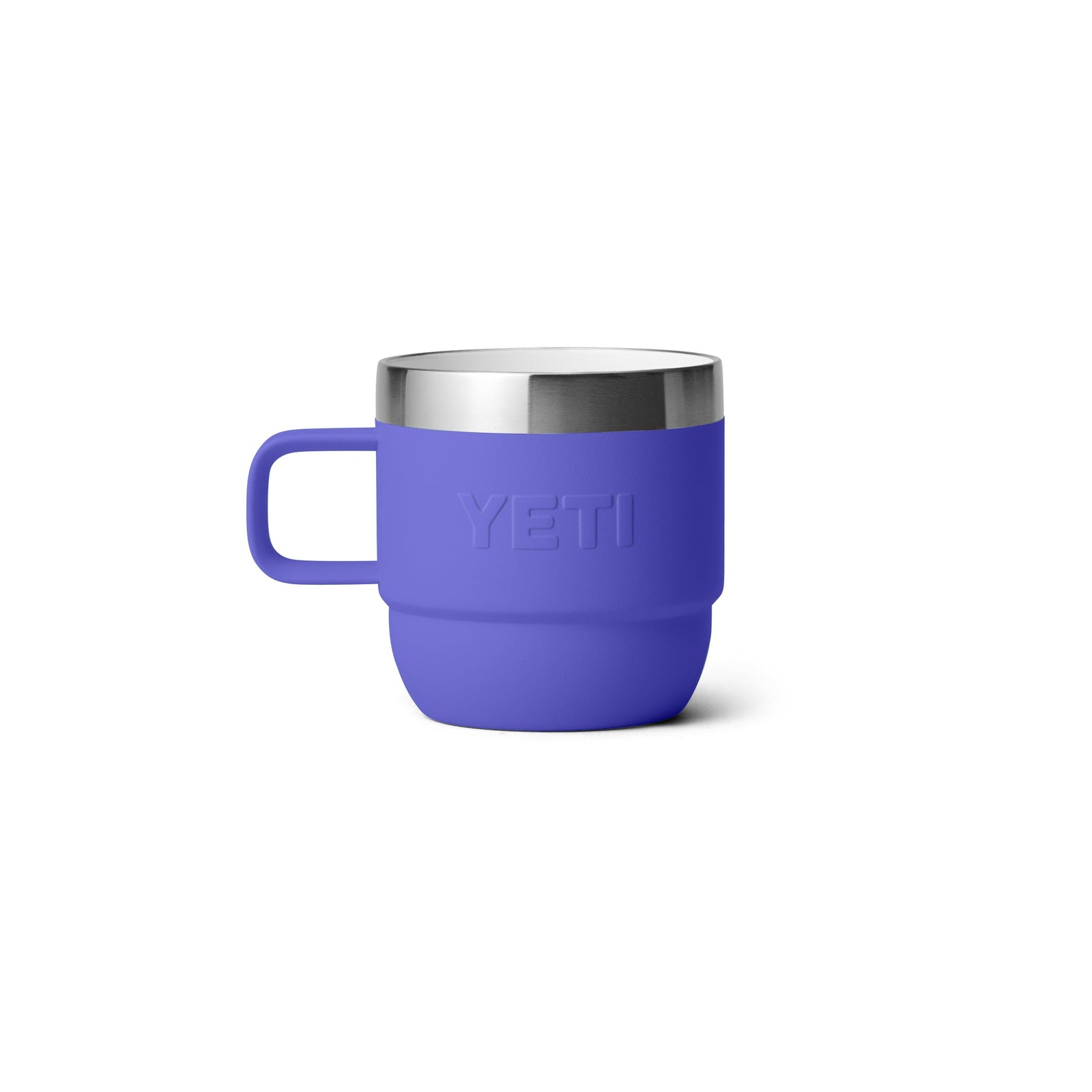 Ein YETI® Espresso-Tasse Rambler 6 Oz (2er Pack) in Ultramarin mit Griff und Edelstahlrand, mit doppelwandiger Vakuumisolierung, ist auf einem einfarbig weißen Hintergrund abgebildet. Der Markenname YETI ist auf der Seite des Bechers eingeprägt.