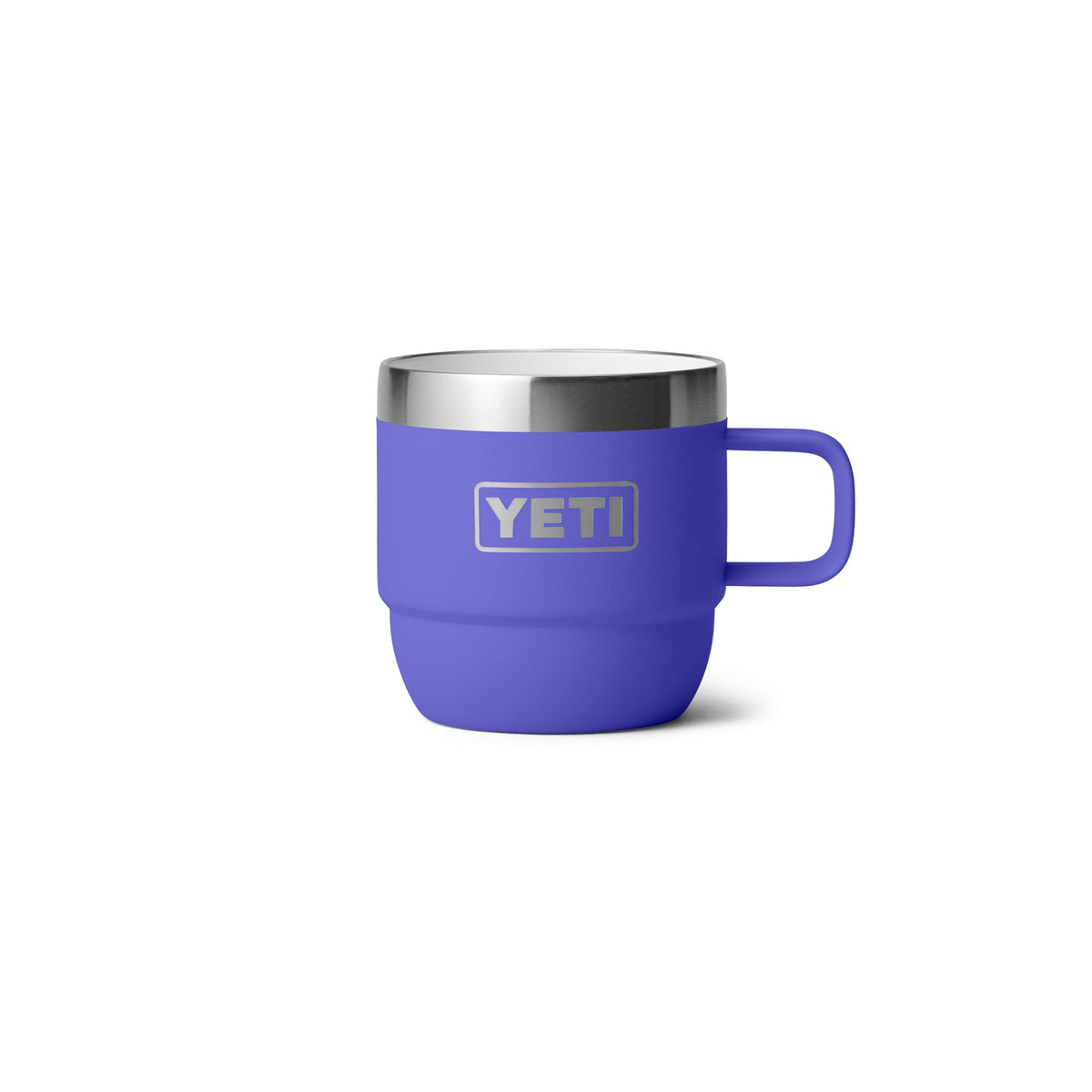 Eine YETI® Espresso-Tasse Rambler 6 Oz (2er Pack) in Ultramarine mit Edelstahlrand und -griff, doppelwandiger Vakuumisolierung und dem YETI-Logo auf der Vorderseite ist auf weißem Hintergrund abgebildet.