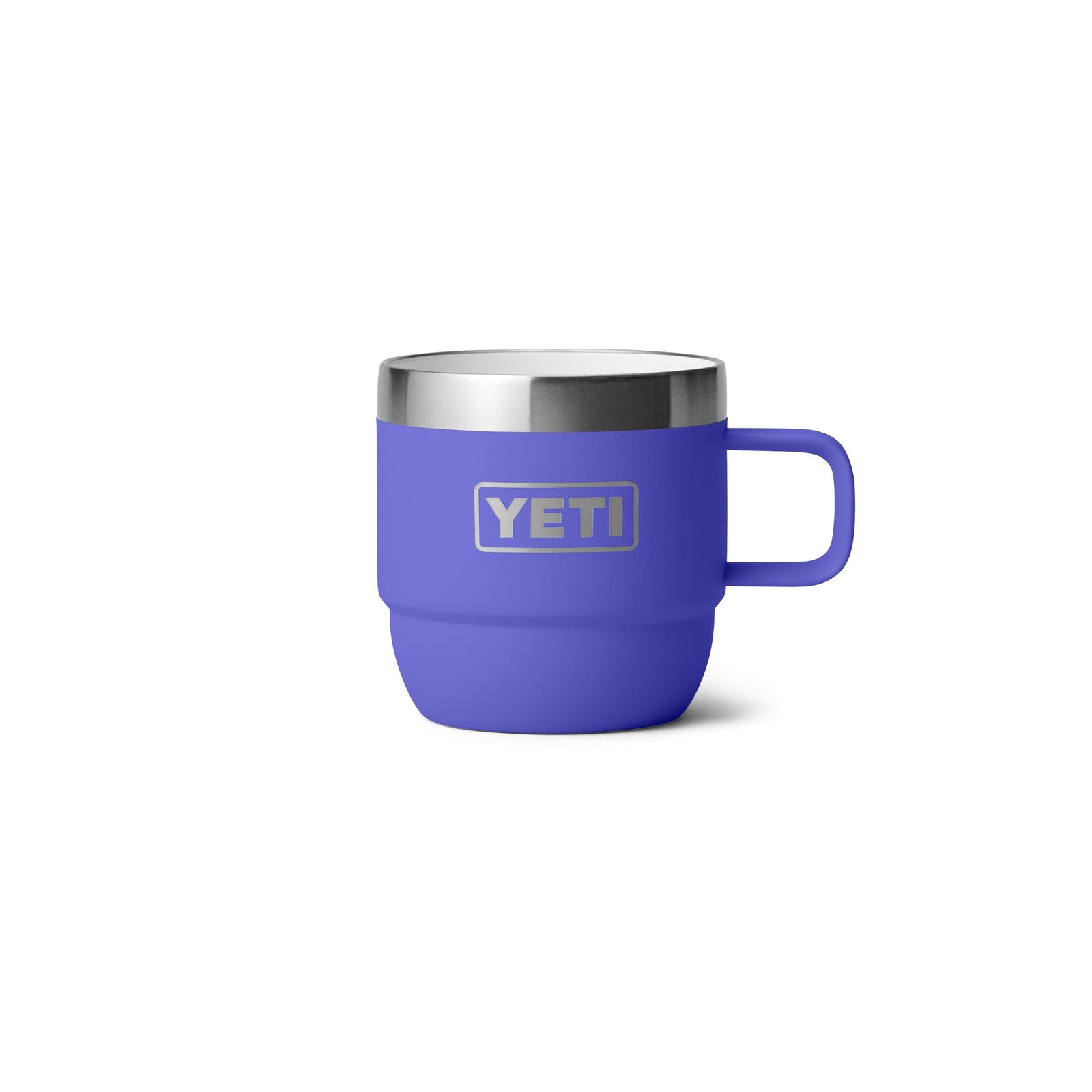 Ein Paar YETI® Espresso-Tasse Rambler 6 Oz in Ultramarin, jeweils mit Griff, doppelwandiger Vakuumisolierung und einem silbernen Edelstahlrand mit dem YETI-Logo auf der Vorderseite, abgebildet auf einem schlichten weißen Hintergrund.