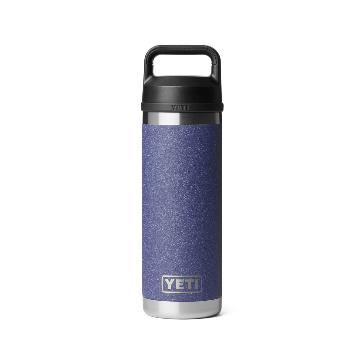 Eine YETI® Flasche Rambler 18 Oz in der Farbe Moon Dust mit vakuum-isoliertem Edelstahl und schwarzem Henkeldeckel steht auf weißem Hintergrund. Das YETI Logo ist gut sichtbar nahe der Basis der Flasche.