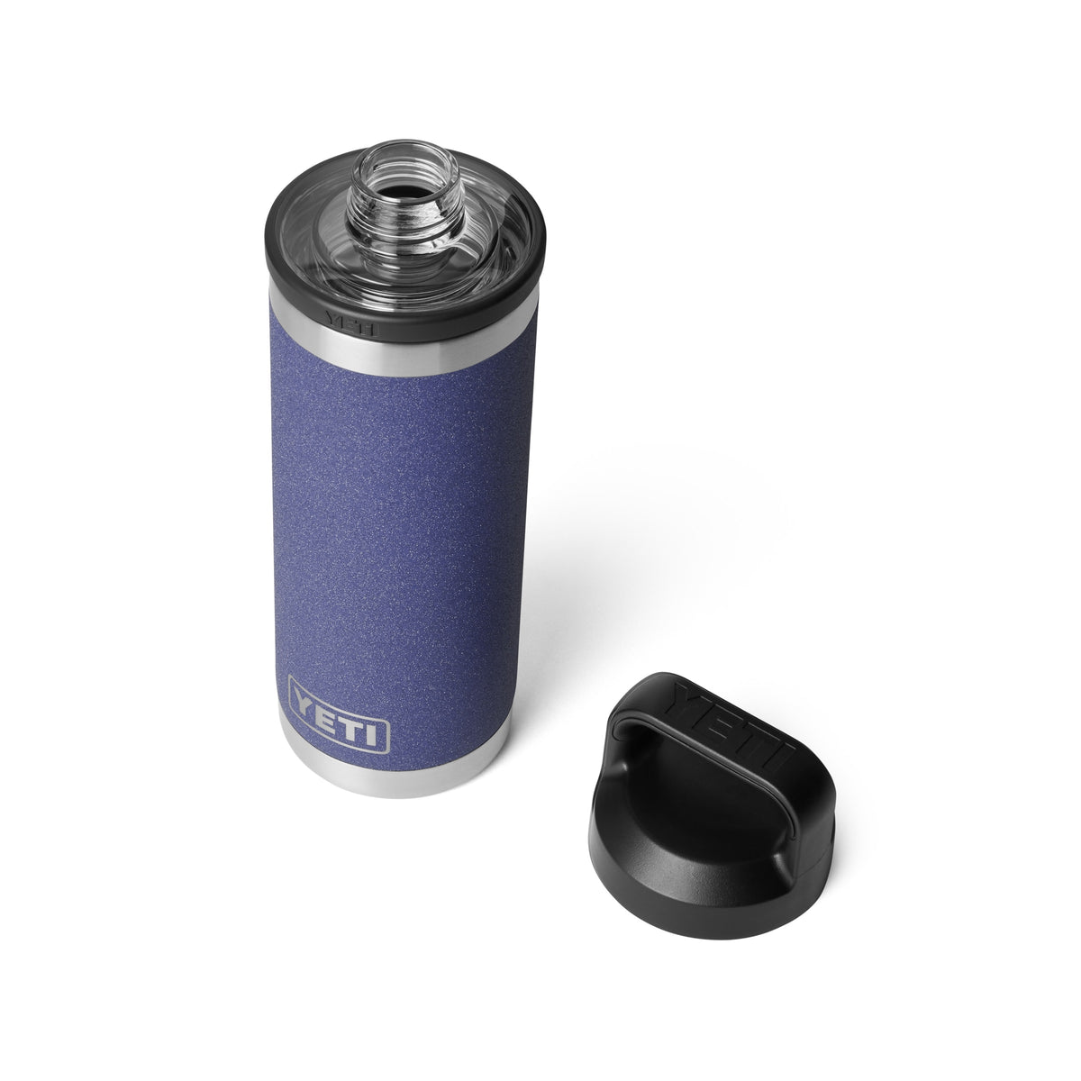Eine YETI® Flasche Rambler 18 Oz - Moon Dust steht aufrecht mit ihrem schwarzen Schraubdeckel daneben auf einem weißen Hintergrund. Die vakuumisolierte Flasche hat einen silbernen Rand und eine offene Mündung, die das Innengewinde zeigt.