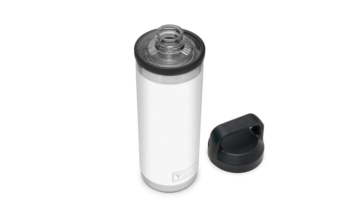YETI® Flasche Rambler 18 Oz in Navy aus Edelstahl mit abgenommenem Chug Cap Deckel, auf weißem Hintergrund präsentiert und mit doppelwandiger Vakuumisolierung ausgestattet.