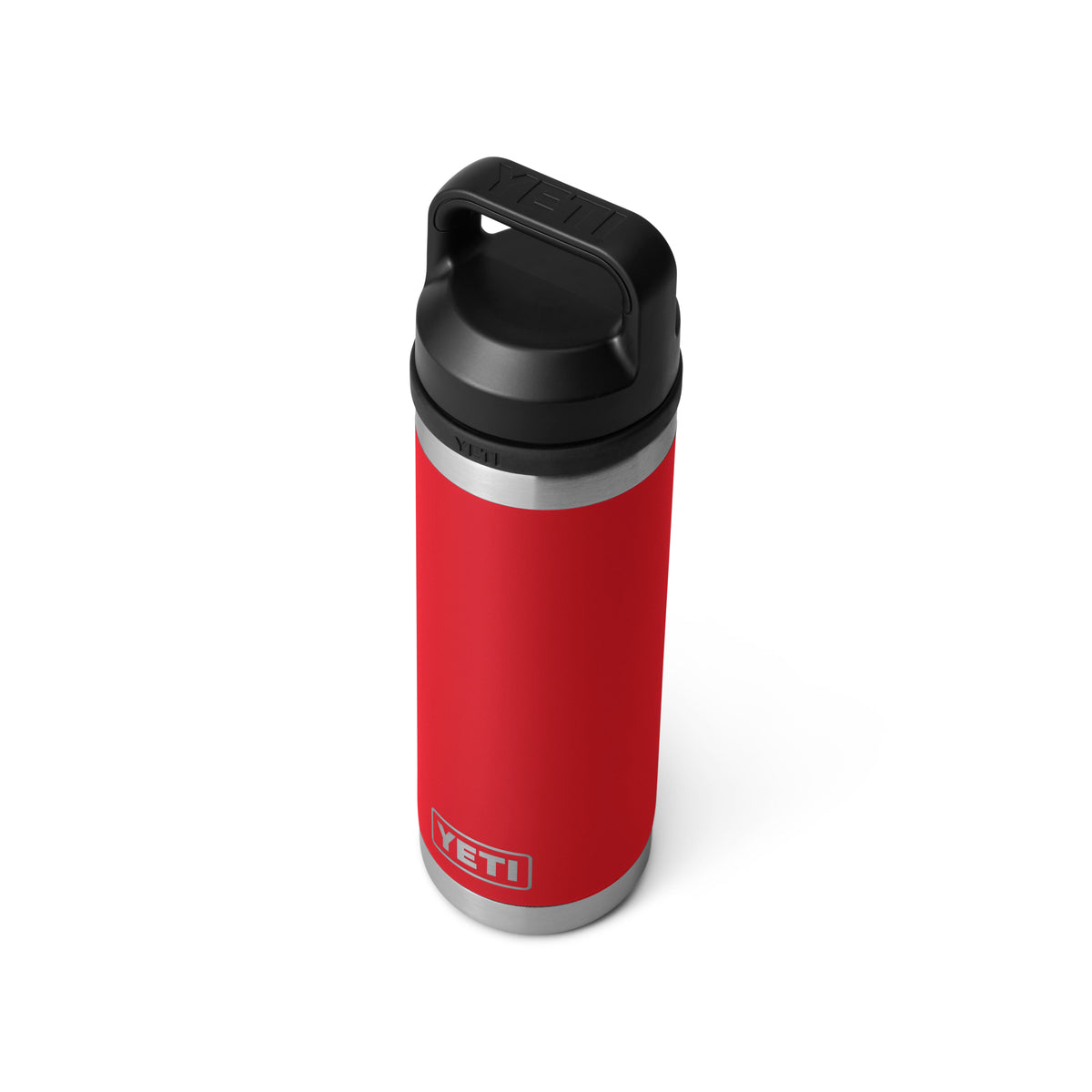 Die YETI® Flasche Rambler 18 Oz in Rescue Red überzeugt mit doppelwandiger Vakuumisolierung, Chug Cap Deckel und Edelstahlelementen. Das weiße Feld hebt das ikonische YETI Logo hervor.