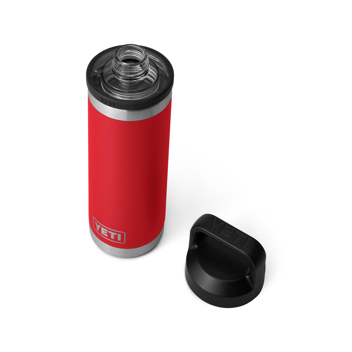 Die YETI® Flasche Rambler 18 Oz in Rescue Red mit doppelwandiger Vakuumisolierung und silbernem Rand sitzt offen neben ihrem schwarzen Chug Cap Deckel, beide auf weißem Hintergrund.