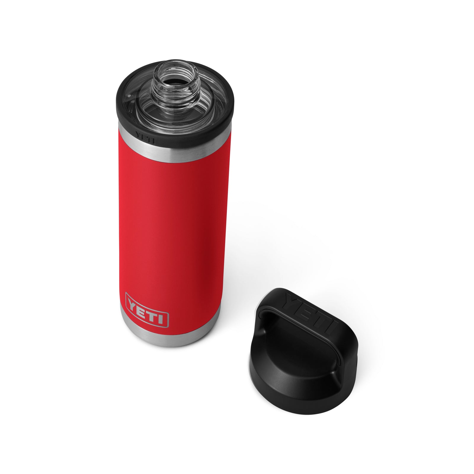 Die YETI® Flasche Rambler 18 Oz in Rescue Red mit doppelwandiger Vakuumisolierung und silbernem Rand sitzt offen neben ihrem schwarzen Chug Cap Deckel, beide auf weißem Hintergrund.