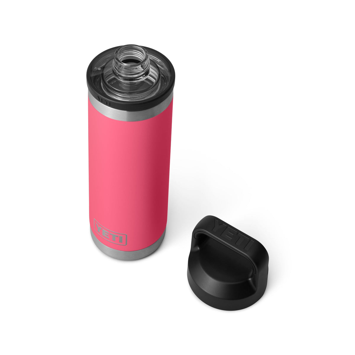 Die YETI® Flasche Rambler 18 Oz in Tropical Pink mit Edelstahlrand und doppelwandiger Vakuumisolierung steht mit abgenommenem schwarzem Schraubdeckel auf weißem Hintergrund - spülmaschinenfest für einfache Reinigung.
