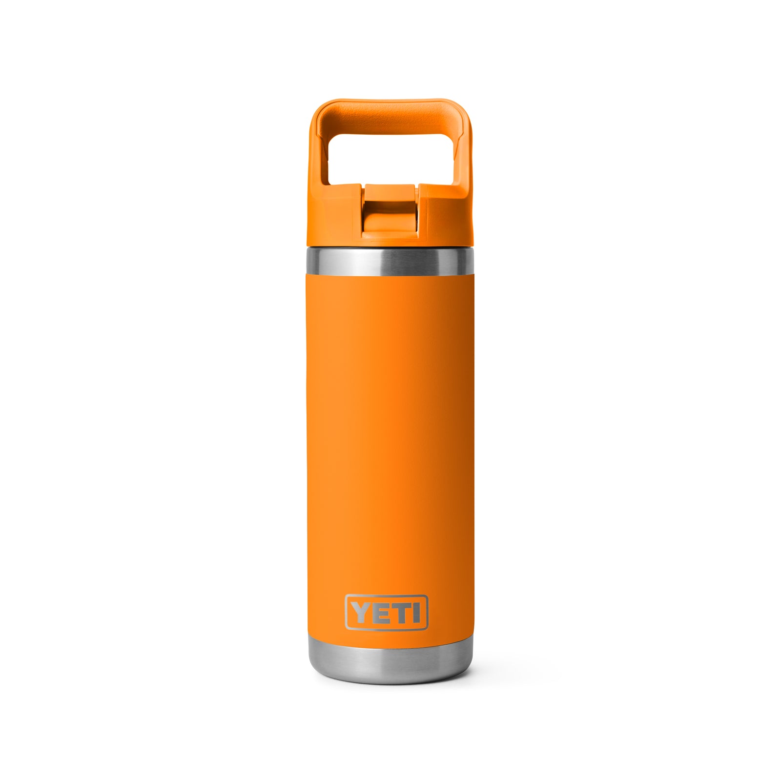 Die YETI® Flasche Rambler 18 Oz Straw Bottle - King Crab ist eine orangefarbene Wasserflasche aus Edelstahl mit doppelwandiger Vakuumisolierung und einem Deckel mit Griff, der aufrecht vor einem weißen Hintergrund abgebildet ist.