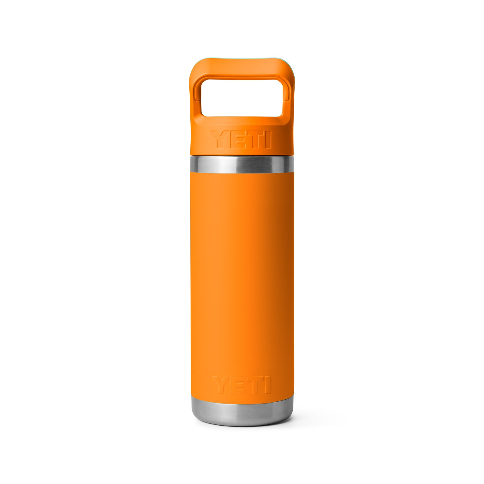 Eine YETI® Flasche Rambler 18 Oz Straw Bottle in King Crab orange, mit doppelwandiger Vakuumisolierung und einem Henkel am Deckel, ist aufrecht stehend auf weißem Hintergrund abgebildet.