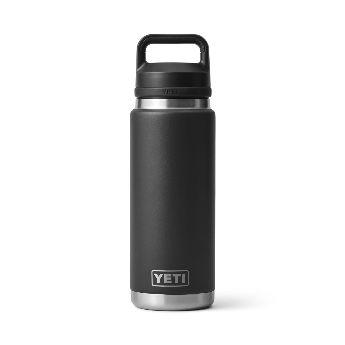 Eine YETI® Flasche Rambler 26 Oz - Black mit doppelwandiger Vakuumisolierung und einem Griff am Deckel steht aufrecht auf weißem Hintergrund; das YETI Logo ist nahe dem Flaschenboden sichtbar.