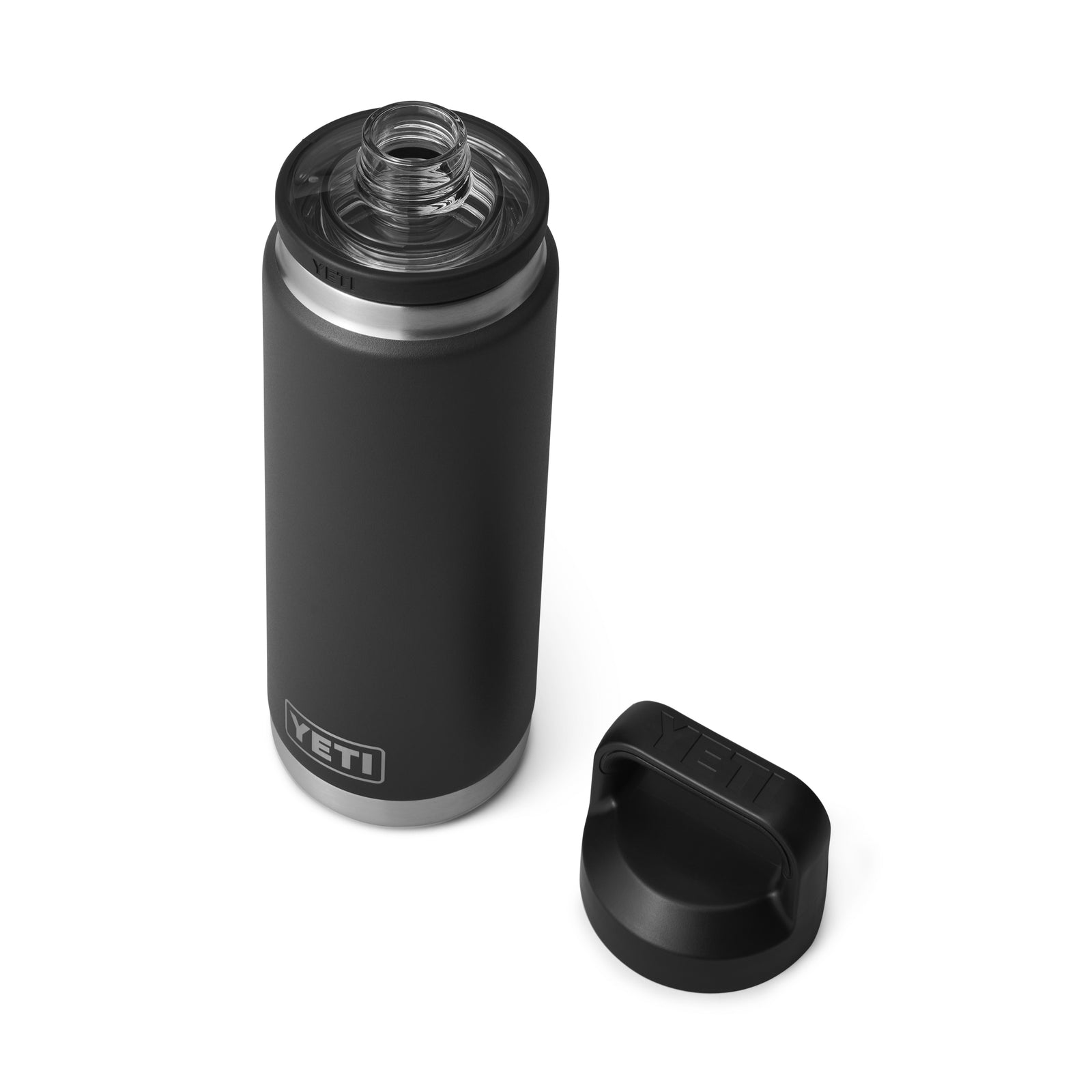 Eine YETI® Flasche Rambler 26 Oz - Black von YETI steht aufrecht neben ihrem abgeschraubten Deckel auf weißem Hintergrund.