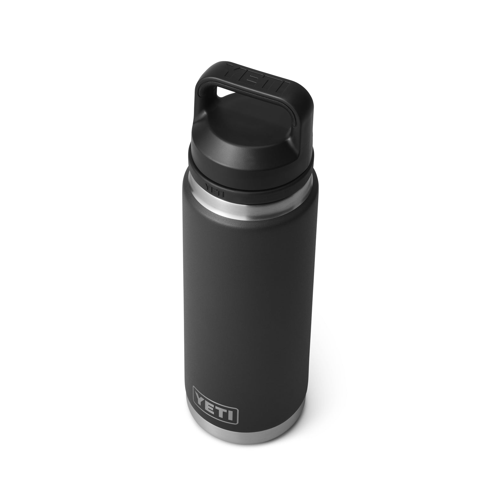 Die schwarze YETI® Flasche Rambler 26 Oz hat eine doppelwandige Vakuumisolierung, einen Schraubdeckel mit Tragegriff und das YETI-Logo in der Nähe des Bodens, das aufrecht vor einem weißen Hintergrund steht.