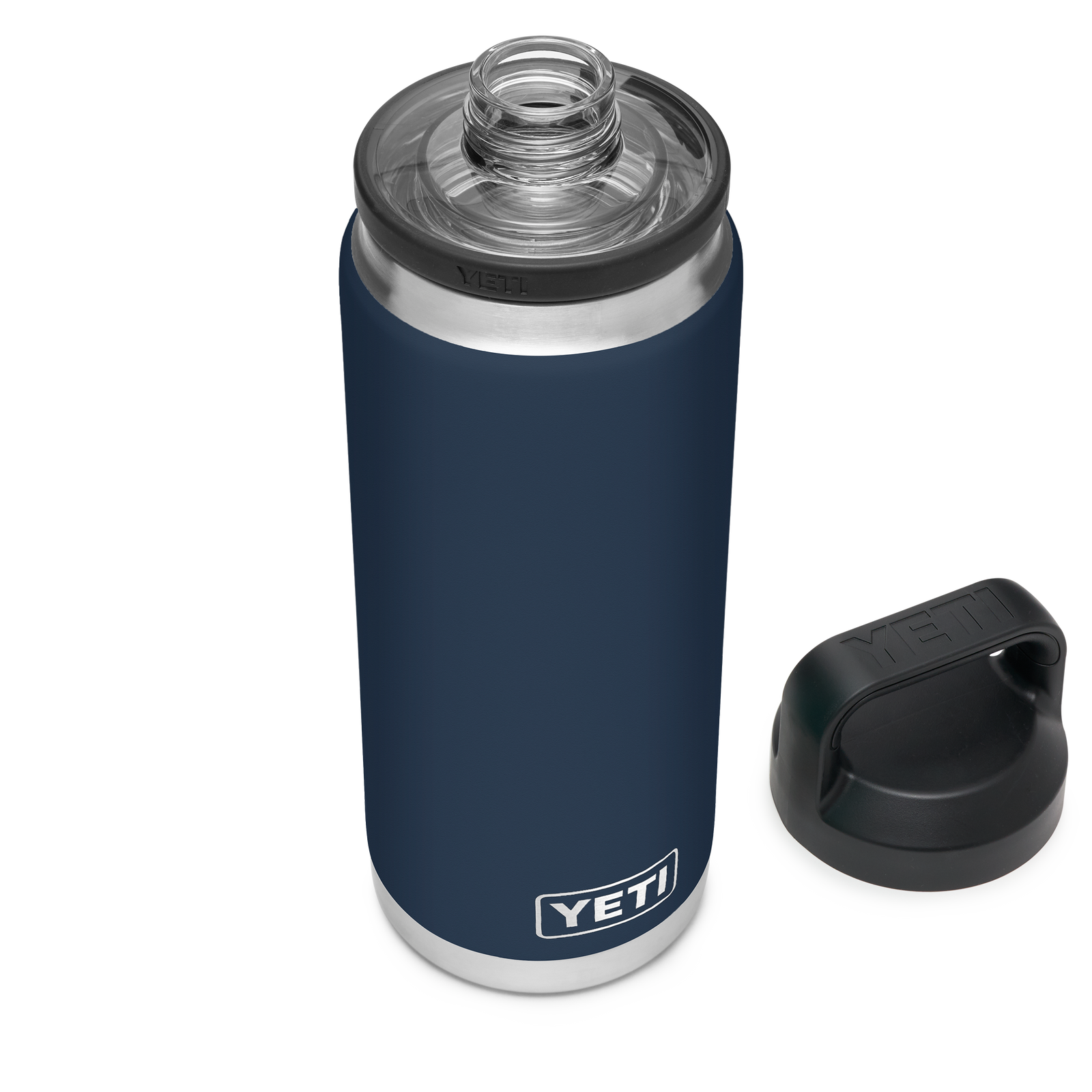 Eine YETI® Flasche Rambler 26 Oz - Navy steht aufrecht neben ihrem schwarzen Schraubverschluss auf einem schlichten weißen Hintergrund.